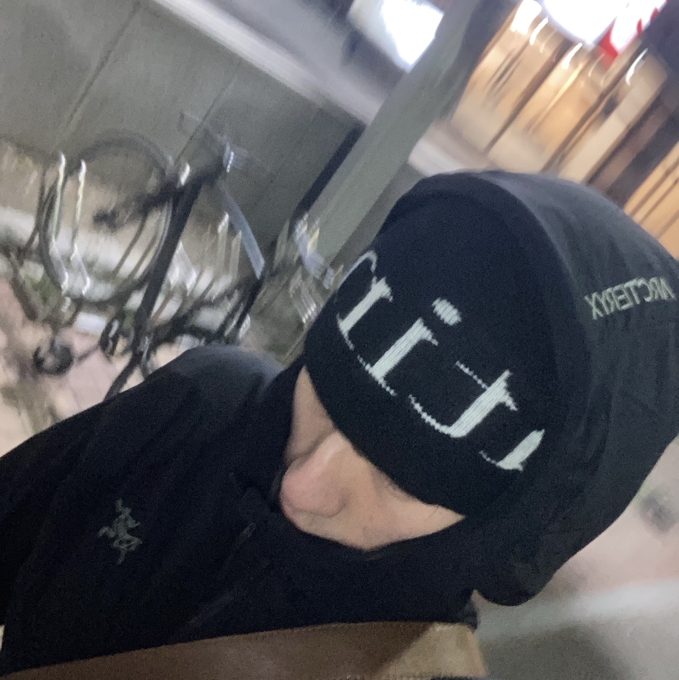 Matin Kim Logo Jacquard Short Beanie Black 착용 스타일