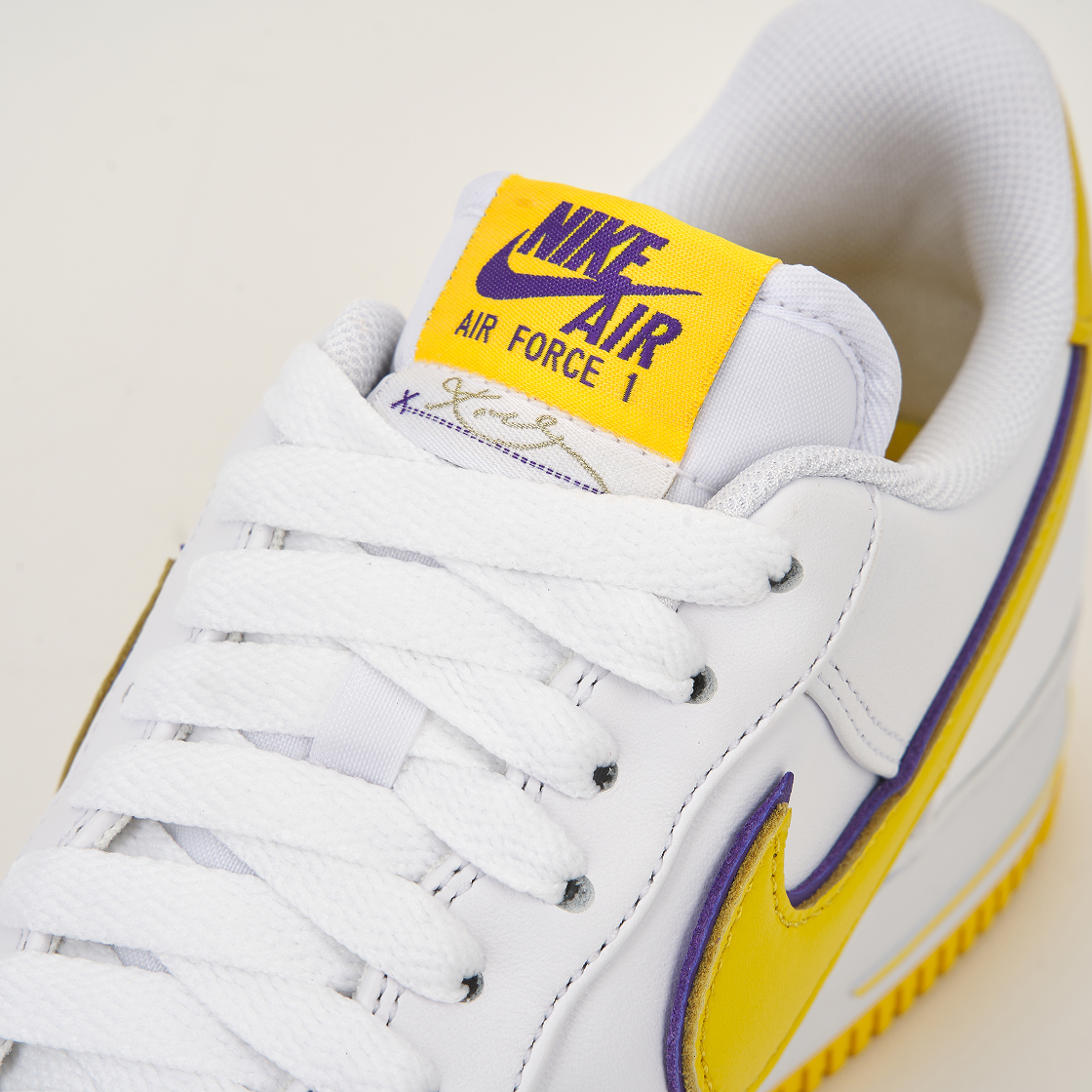 나이키 x 코비 브라이언트 에어포스 1 로우 레트로 QS 바시티 메이즈 앤 바시티 퍼플(Nike x Kobe Bryant Air Force 1 Low Retro QS Varsity Maize and Varsity Purple) - 7