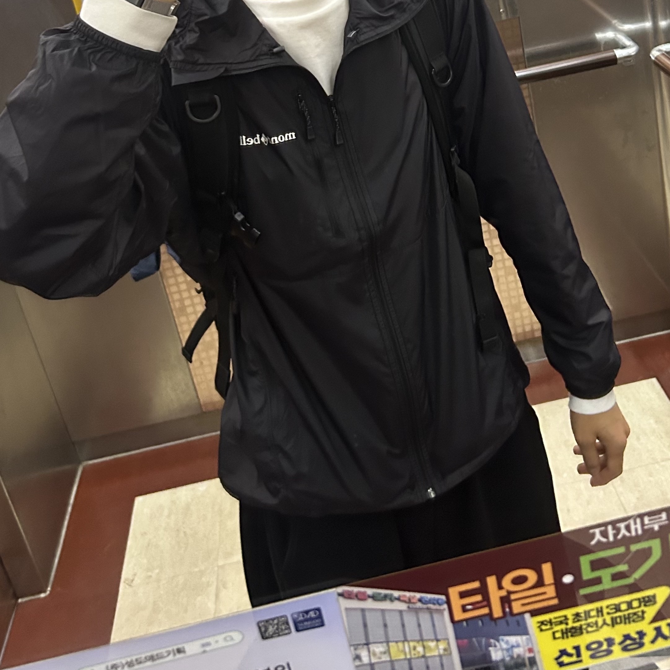 Montbell Wind Blast Hooded Jacket Black 착용 스타일