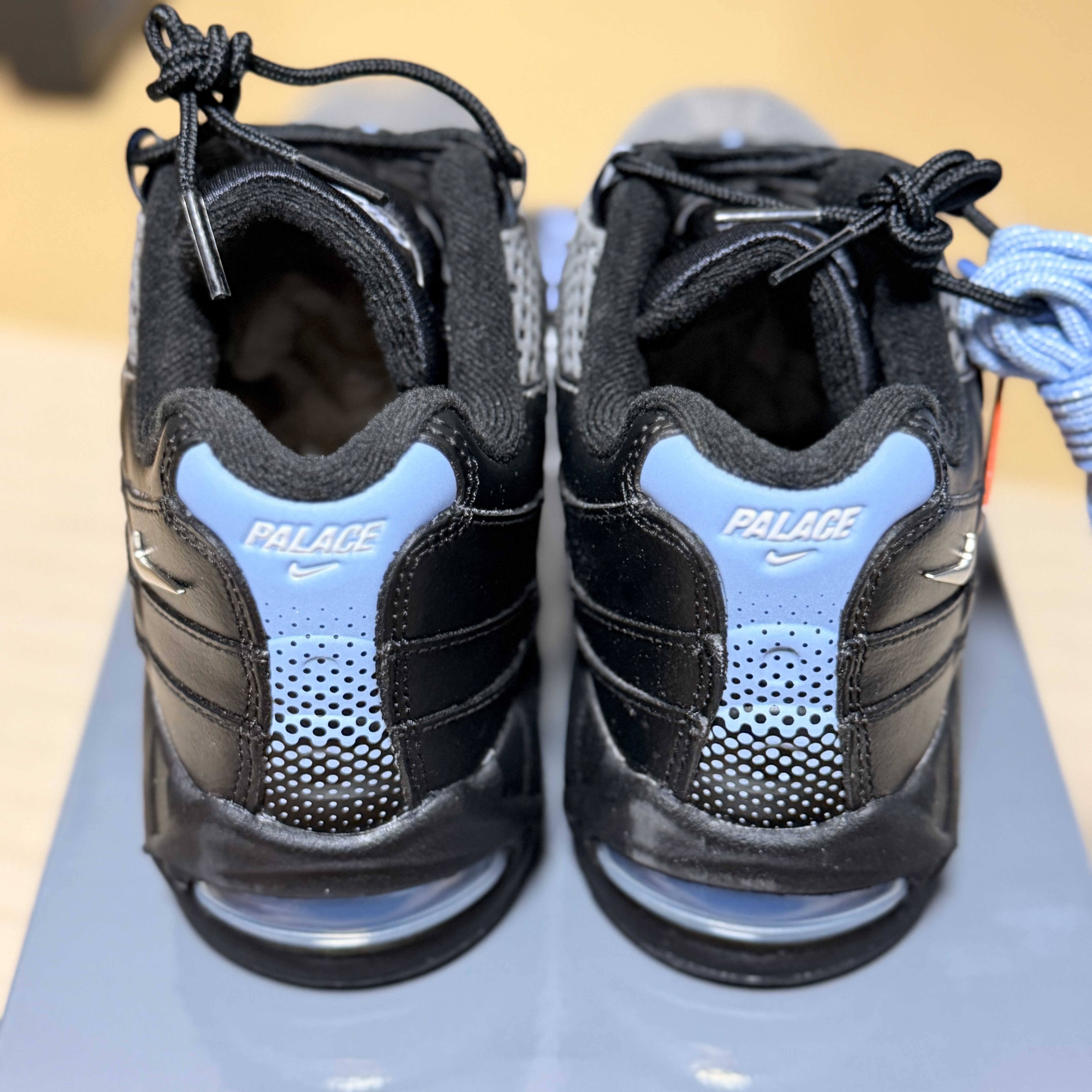 Nike x Palace Air Max 95 Metallic Silver Aluminum 착용 스타일 - 1