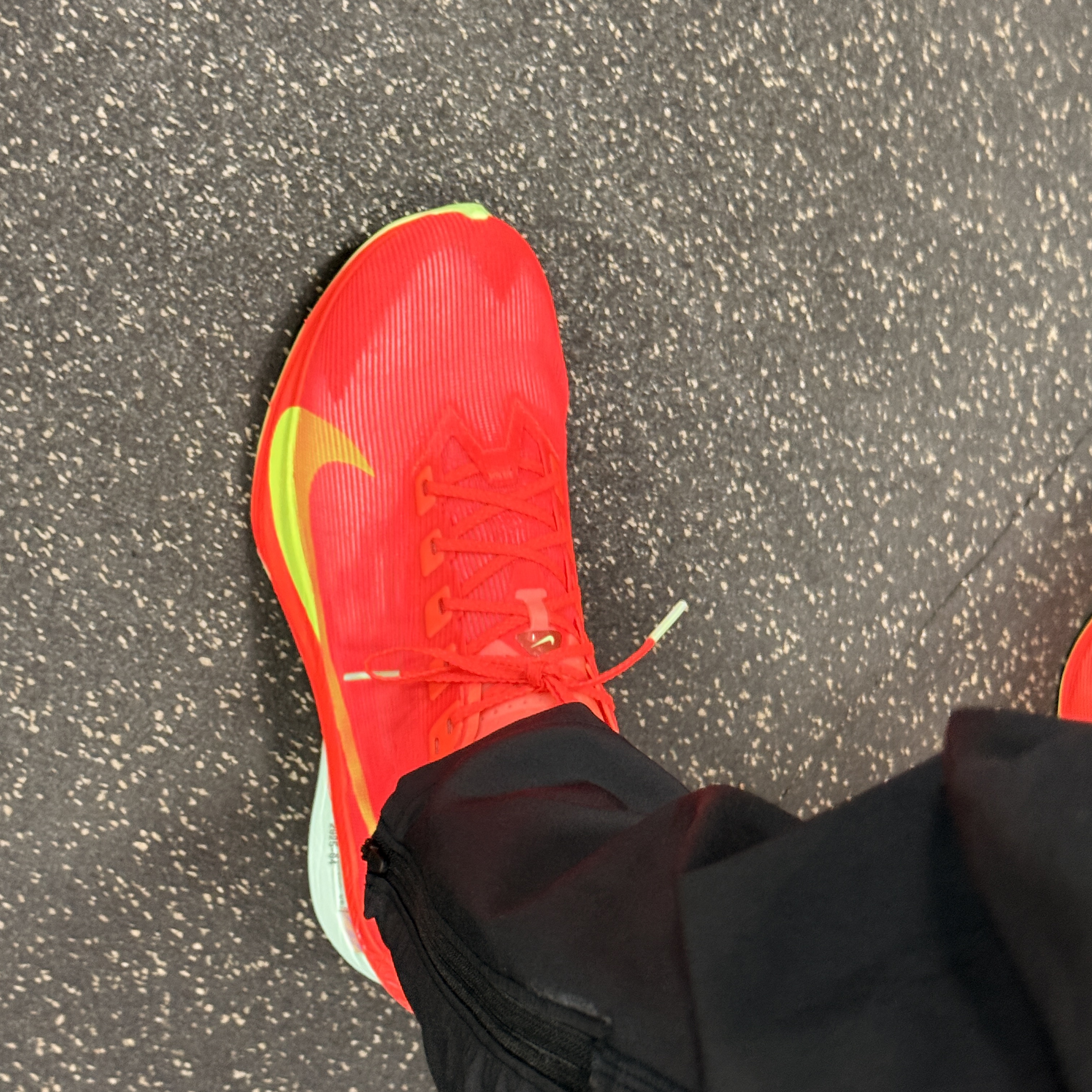 Nike ZoomX Vaporfly Next% 4 Crimson Mint Foam 착용 스타일 - 3