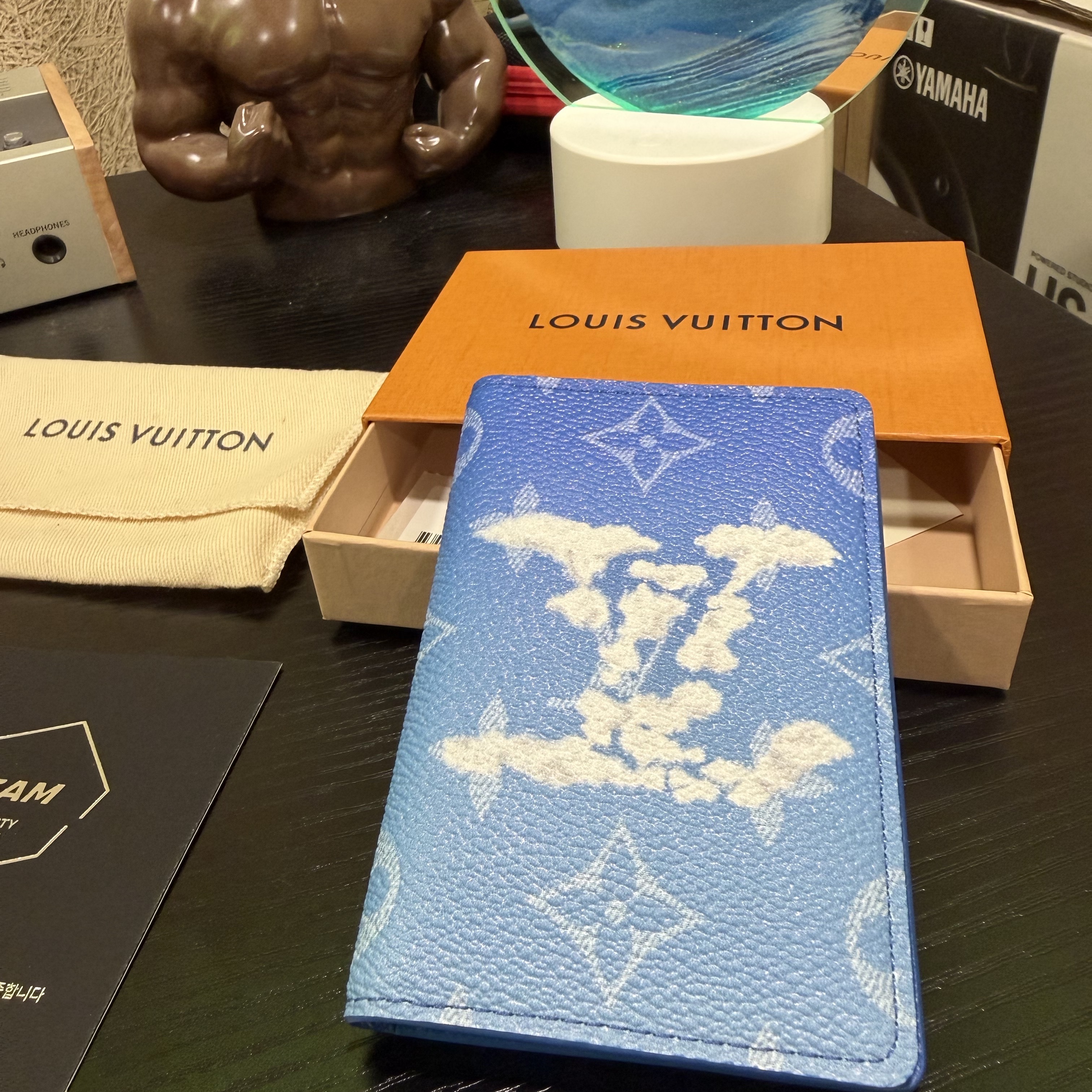 Louis Vuitton Pocket Organizer Cloud Monogram 착용 스타일