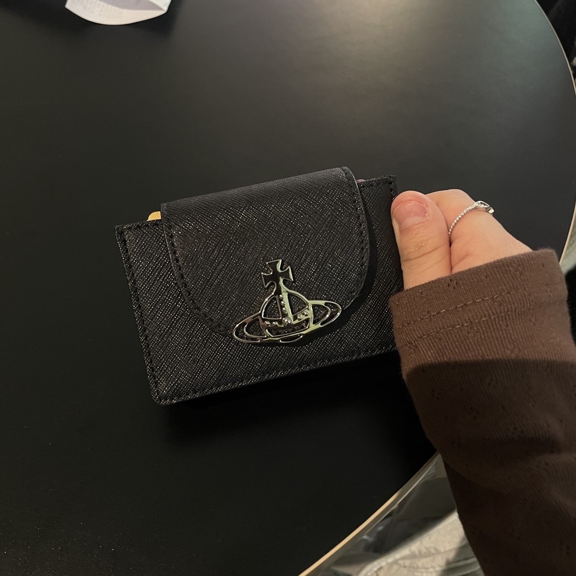 Vivienne Westwood Saffiano Flap Card Holder Black 착용 스타일