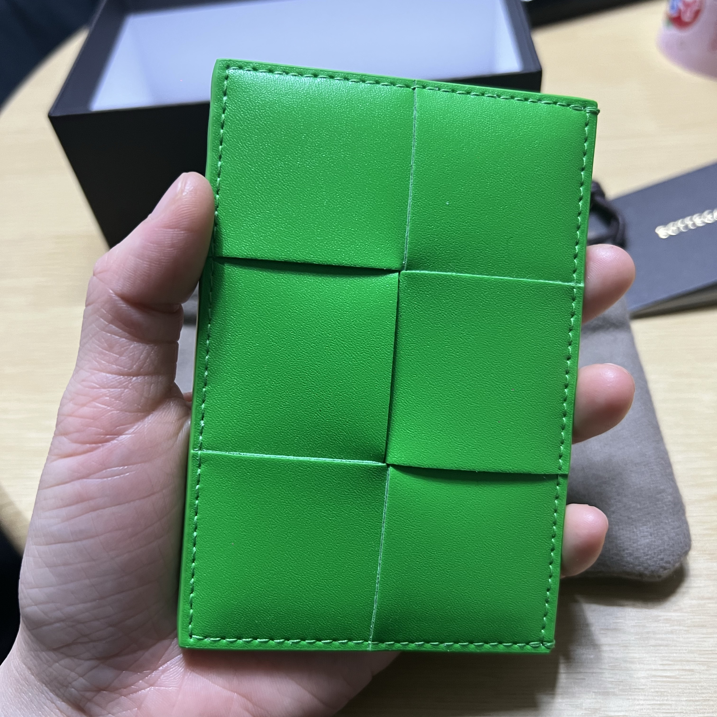 Bottega Veneta Credit Card Case Calfskin Parakeet 착용 스타일 - 1
