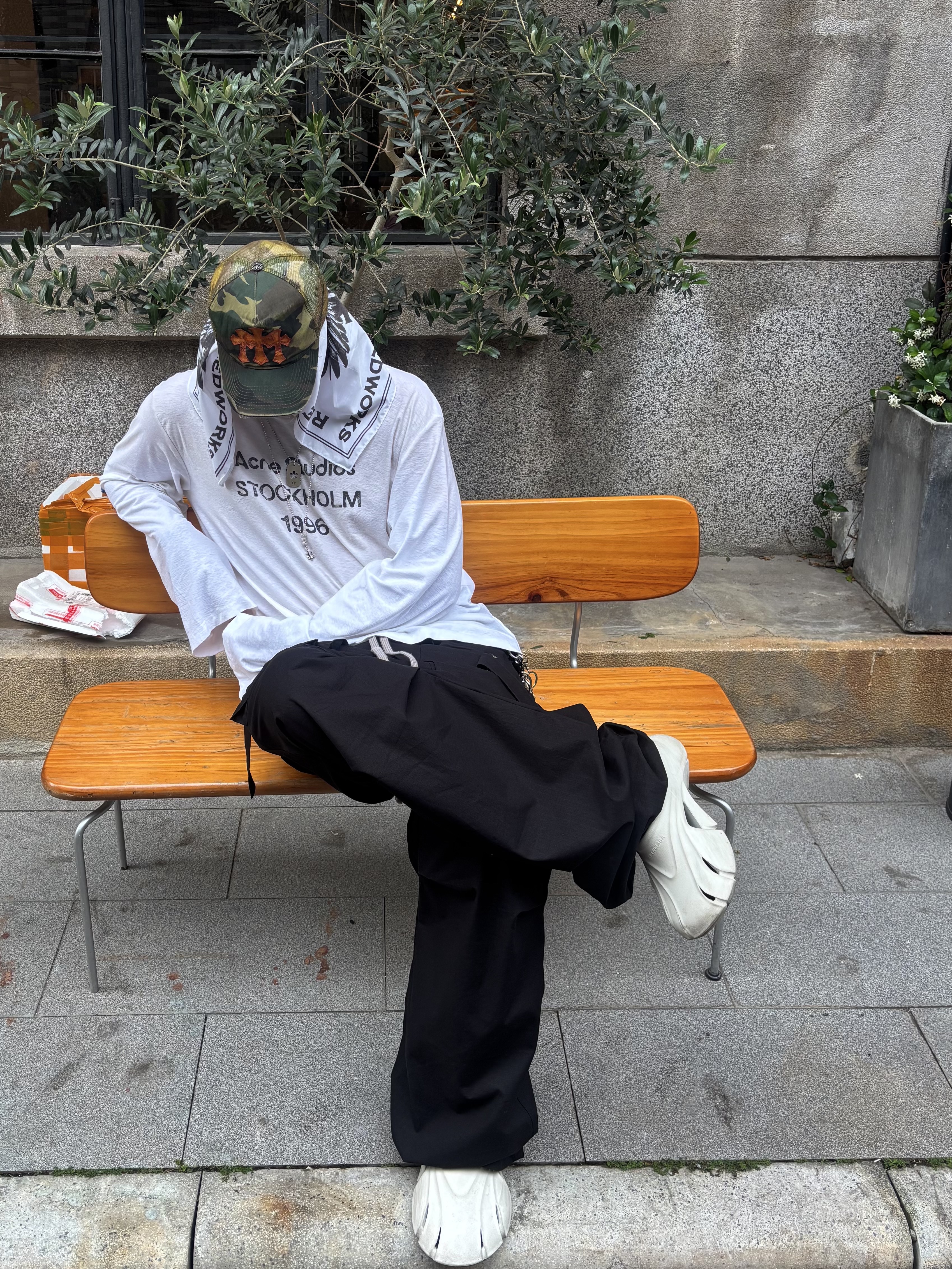 Wapworks Wide Safety Cargo Pants Black, Acne Studios Logo Long Sleeve T-Shirt Dusty White 착용 스타일 - 3