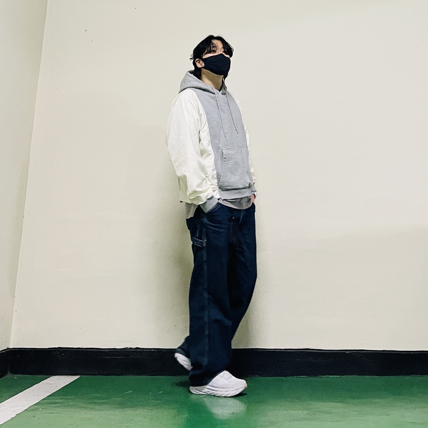 Nike NSW Hoodie BRS Dark Grey Heather, Levi's Silvertab Baggy Carpenter Jeans Dark Indigo 착용 스타일 - 2