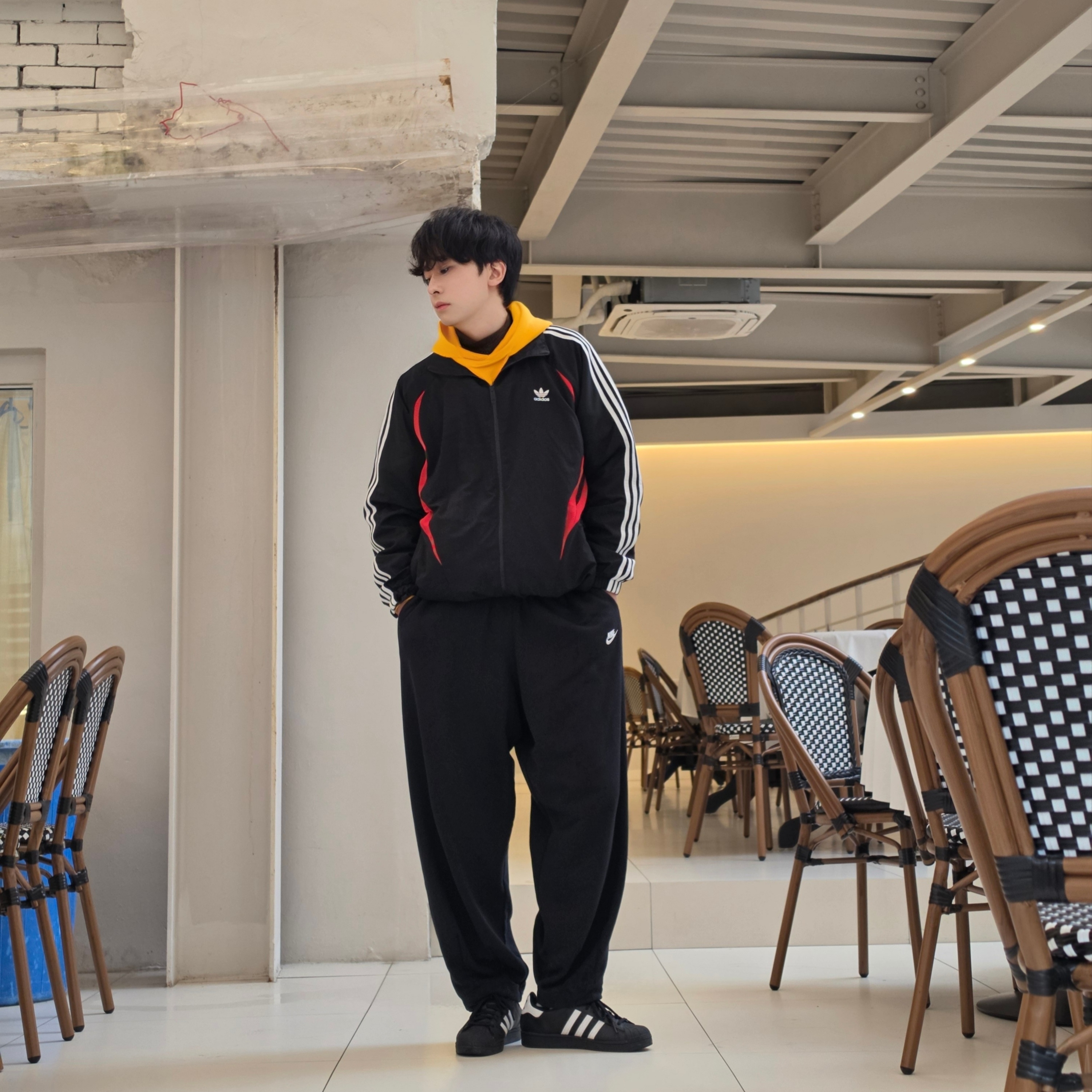 Adidas Archive Track Top Black - KR Sizing, Nike Club Fleece Oversized French Terry Pants Black White - Asia 착용 스타일 - 1
