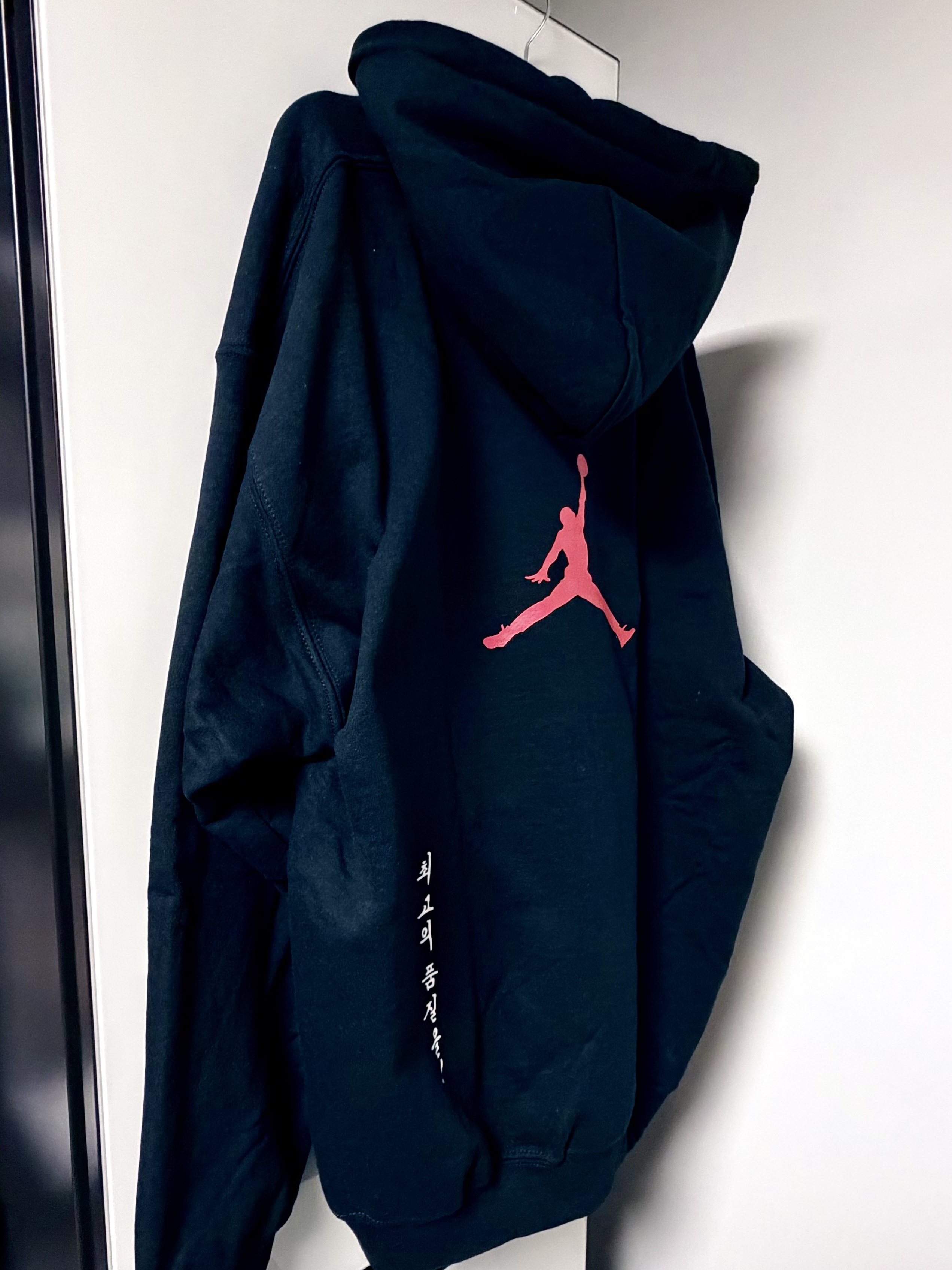 Tune x Jordan Hoodie Black Varsity Red 착용 스타일