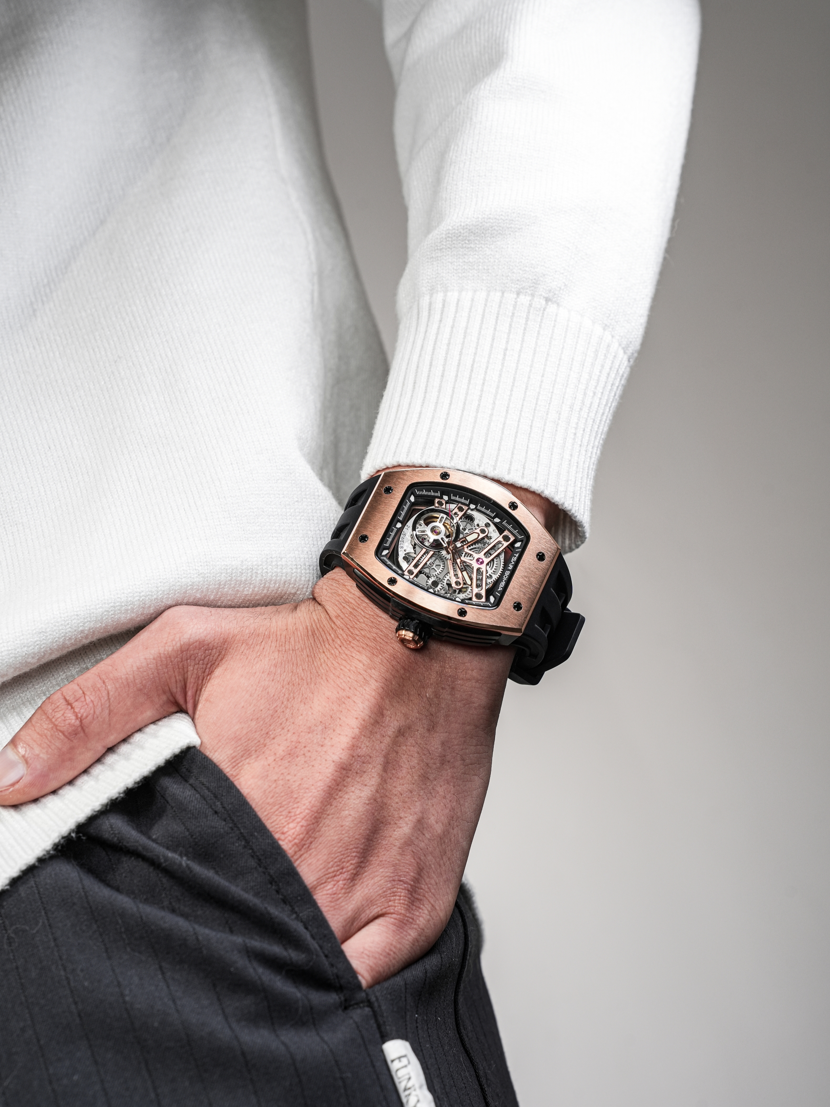 Tsar Bomba Elemental Automatic Watch TB8228A Rose Gold Black 착용 스타일
