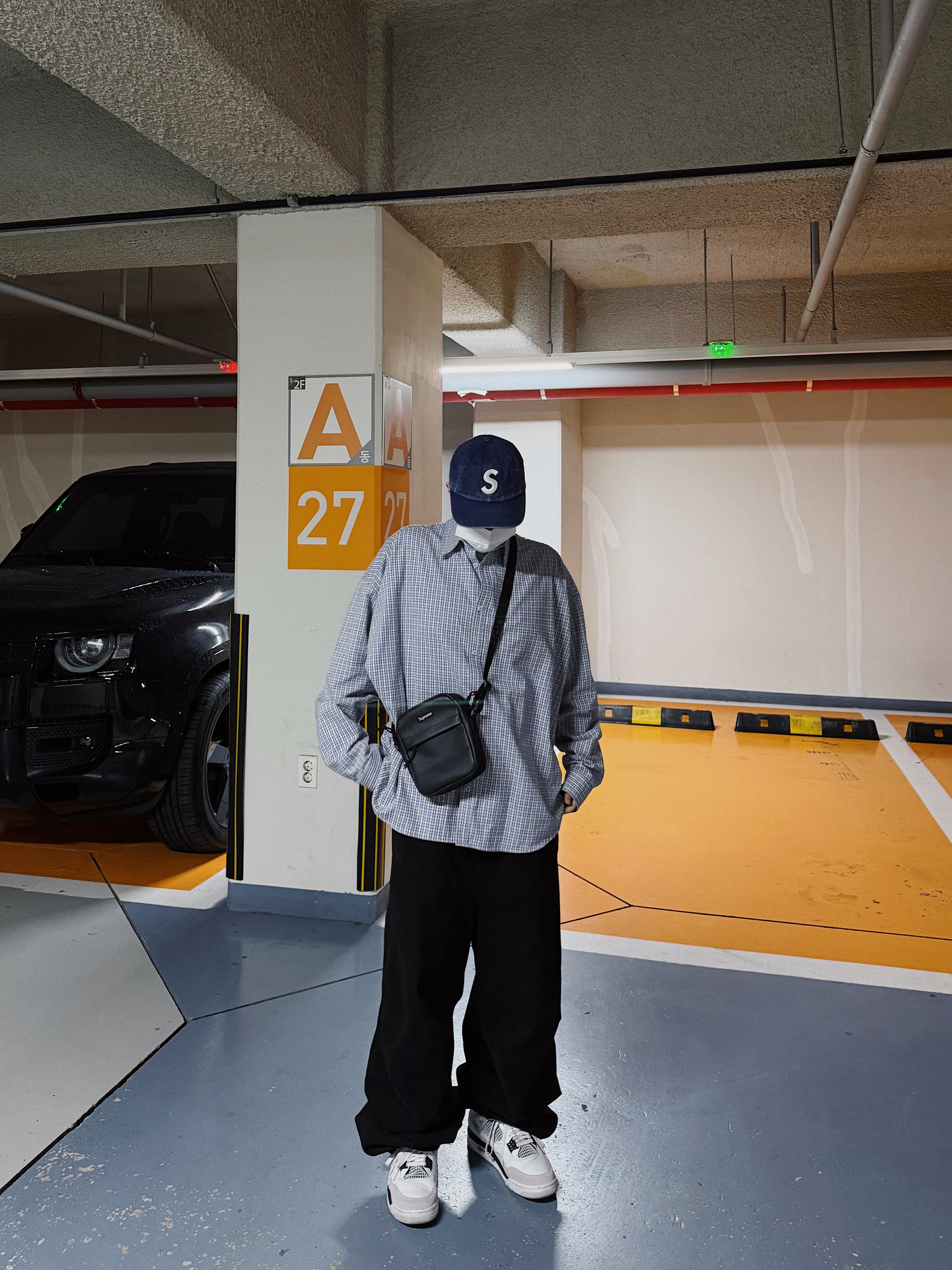 Supreme Pigment Print S Logo 6-Panel Navy - 23FW, Supreme Leather Shoulder Bag Black - 24FW 착용 스타일 - 4
