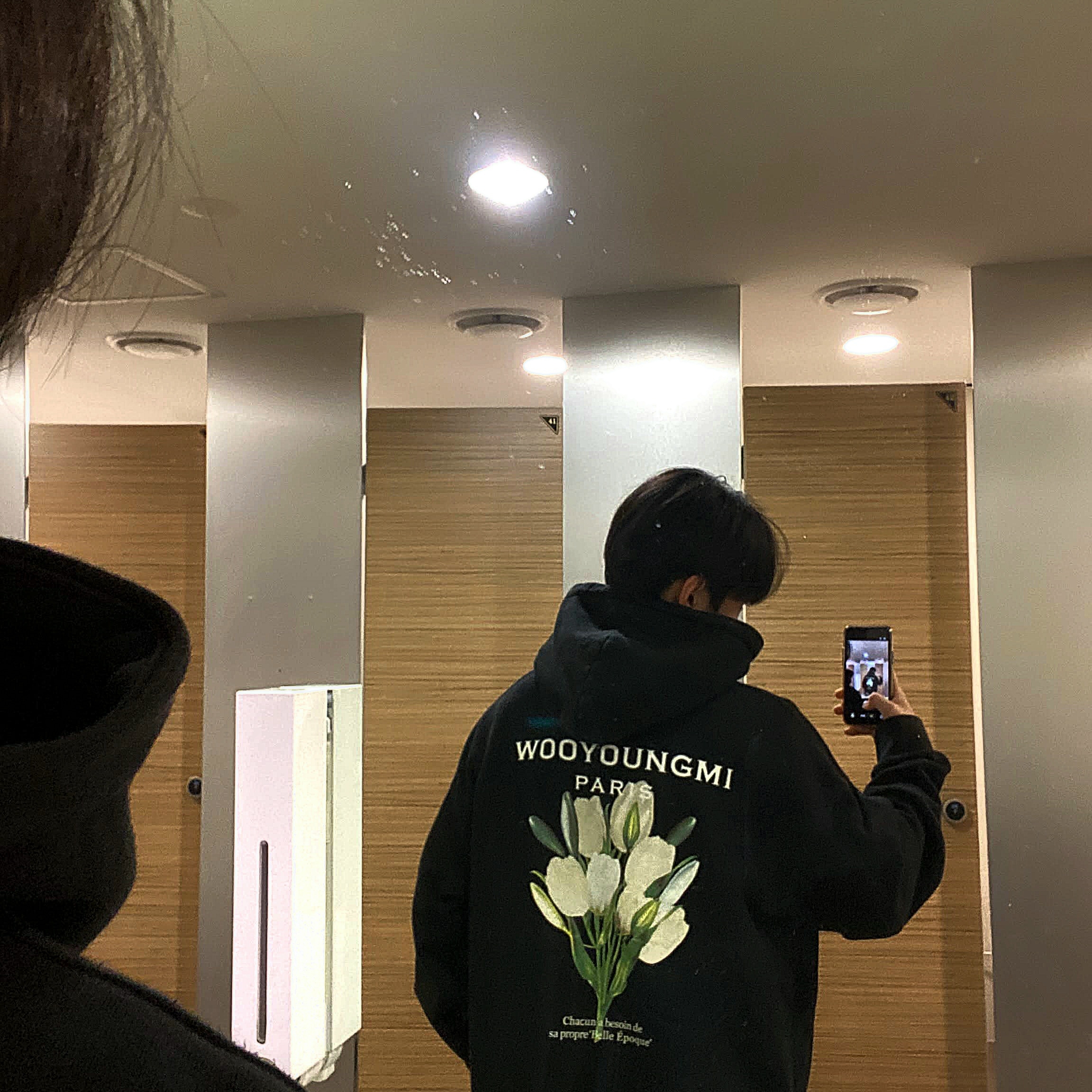 Wooyoungmi Flower Print Back Logo Hoodie Black - 22SS 착용 스타일 - 1