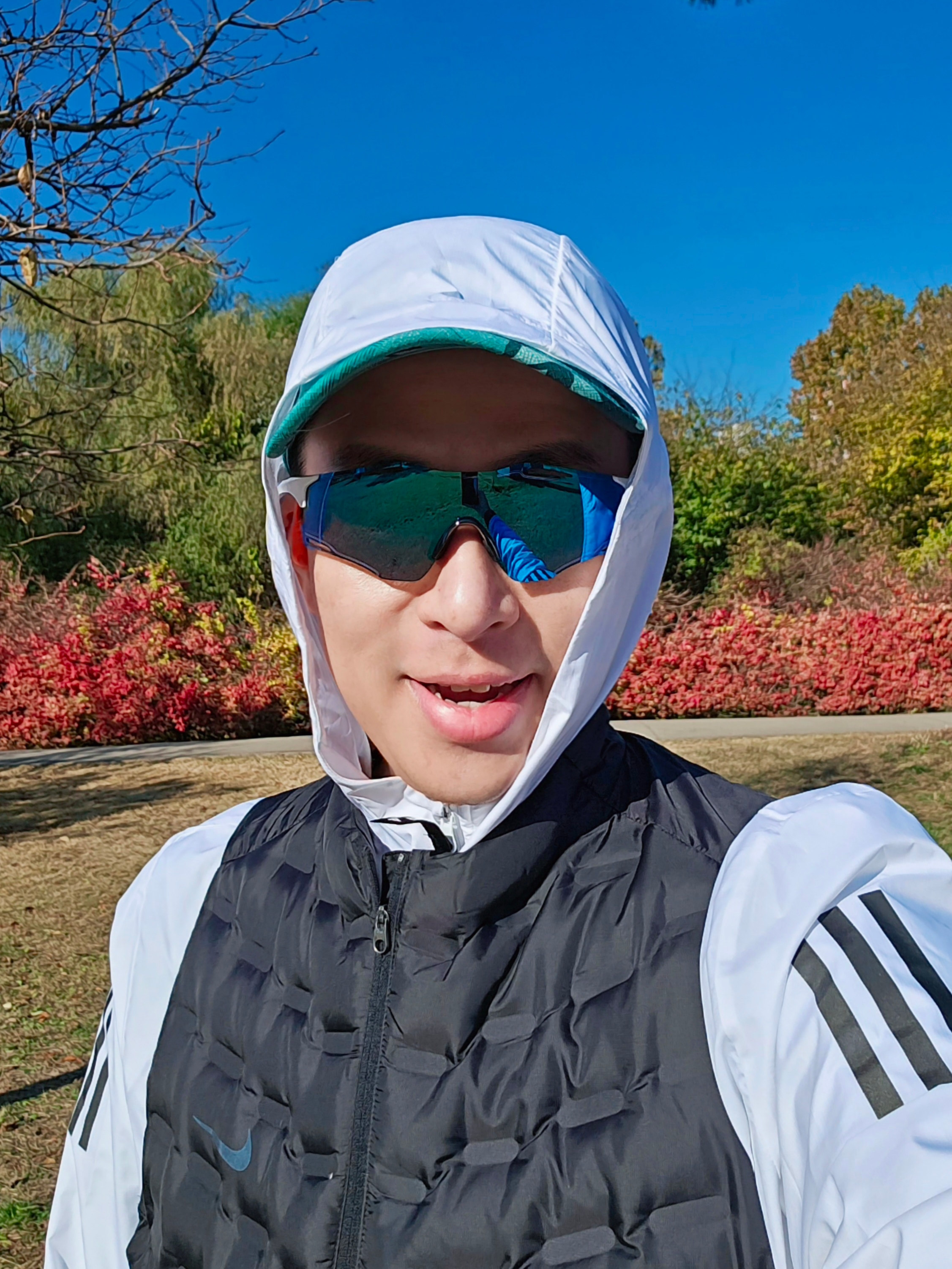 Oakley Cybr Zero Polished White Frame Prizm Sapphire Lenses, Nike Therma-Fit ADV Repel Down Running Vest Black - Asia 착용 스타일