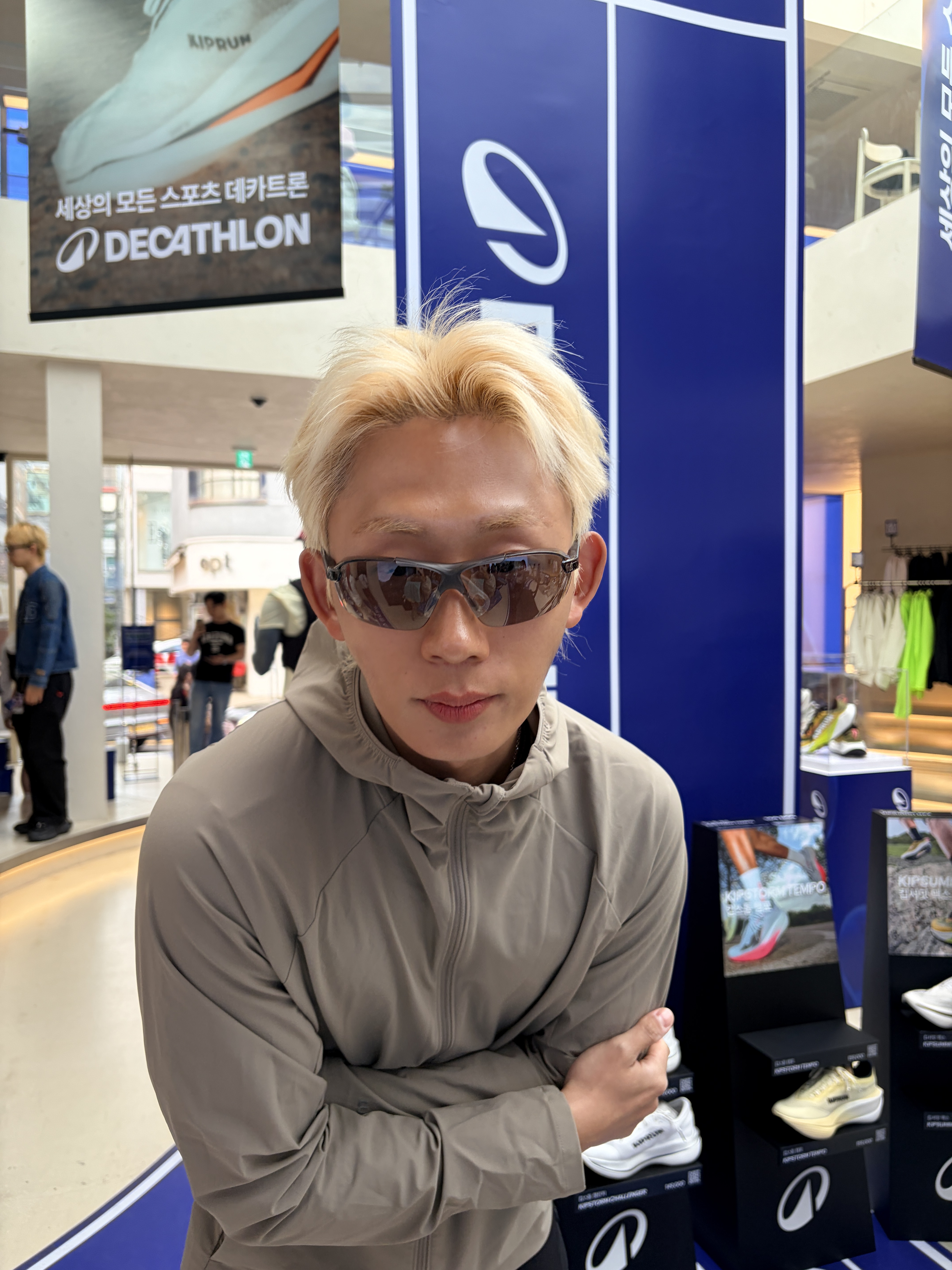 DECATHLON Adult Sports Sunglasses Category 3 ST100 Smoked Black, Adidas x Pharrell Williams Humanrace Adizero Adios EVO SL Core Black Semi Court Green 착용 스타일 - 10