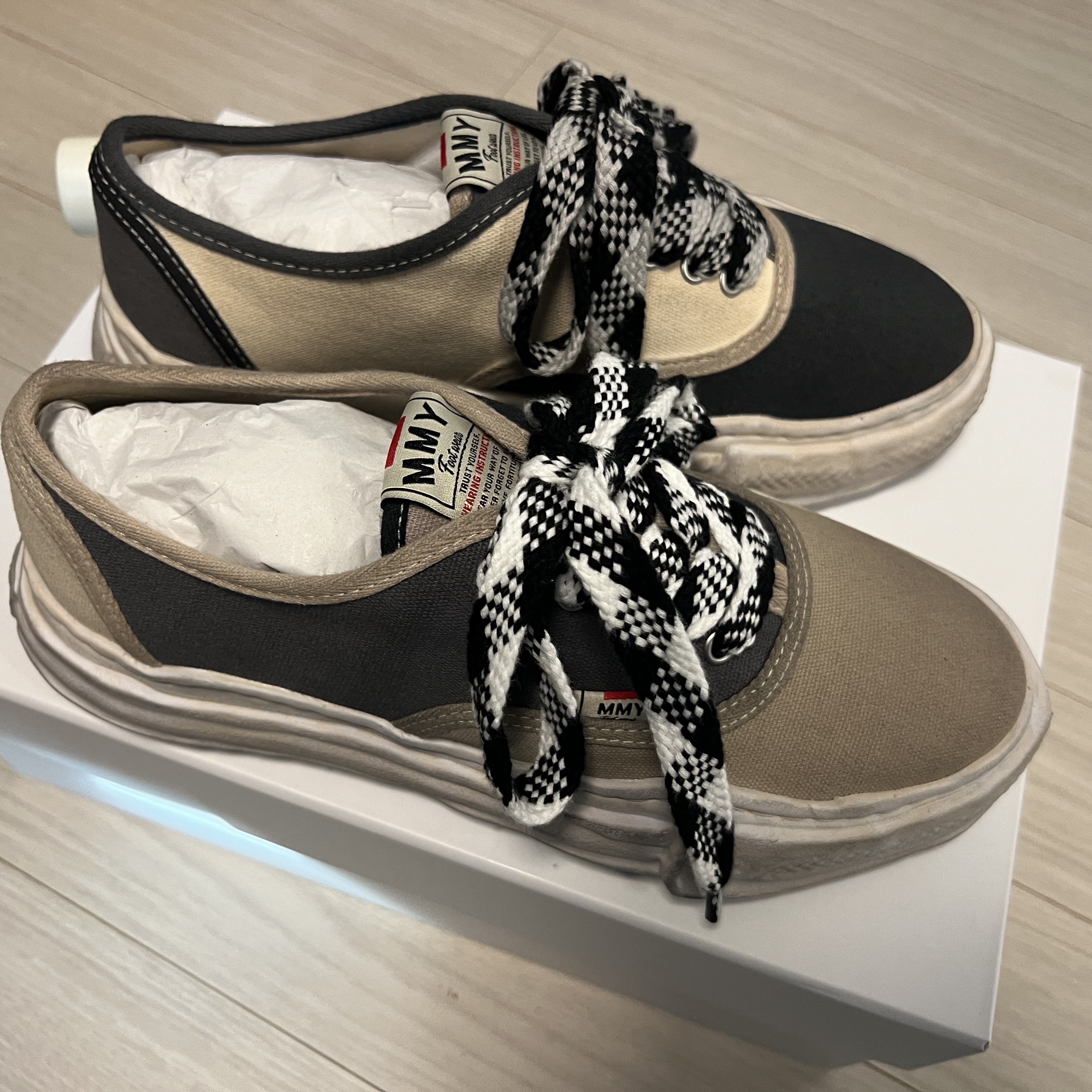 Mihara Yasuhiro Baker OG Sole Multi Color Canvas Low-Top Sneaker Black White 착용 스타일 - 3