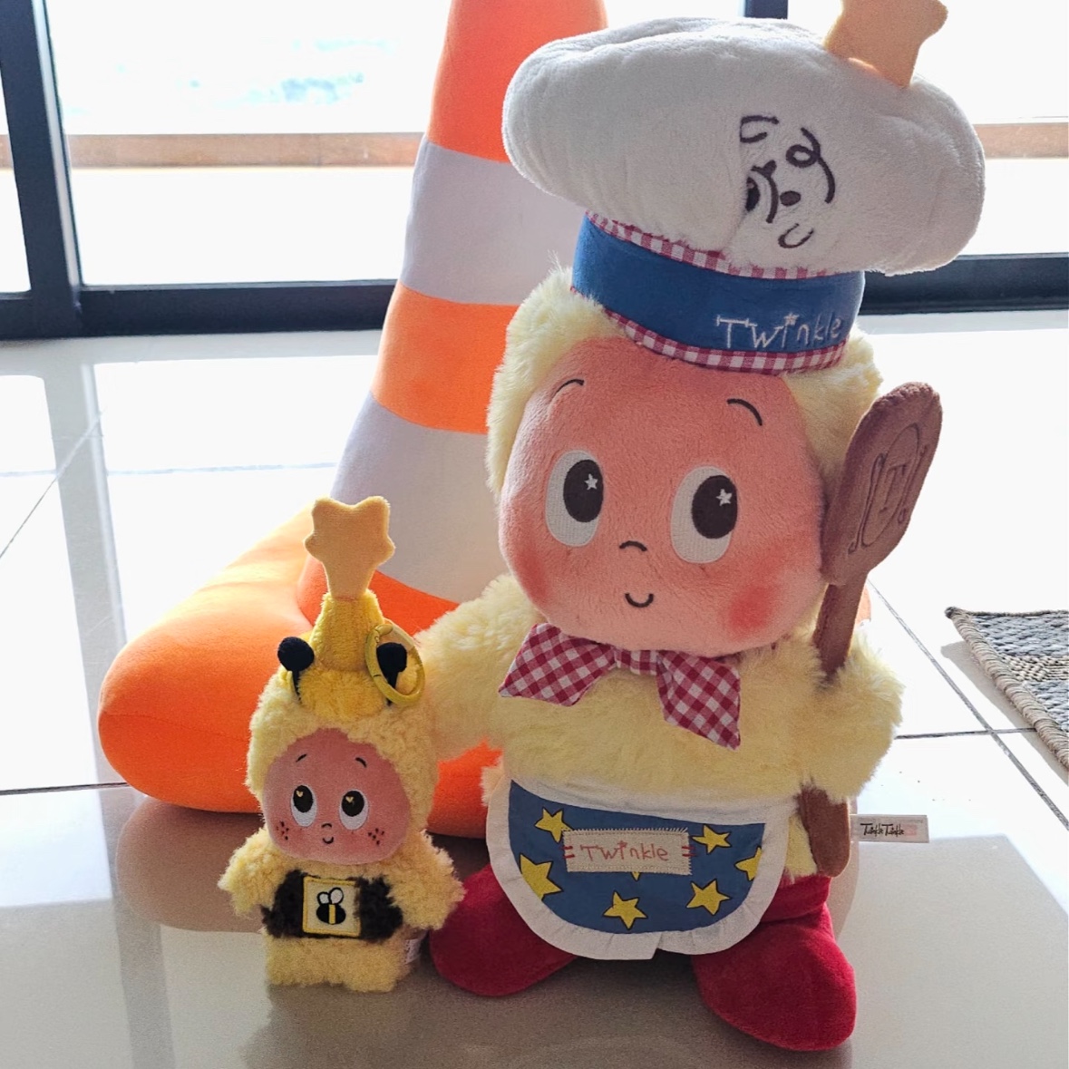 Pop Mart Moon Gelato Series Baker Plush Doll, Pop Mart Moon Gelato Series Honey Plush Pendant 착용 스타일