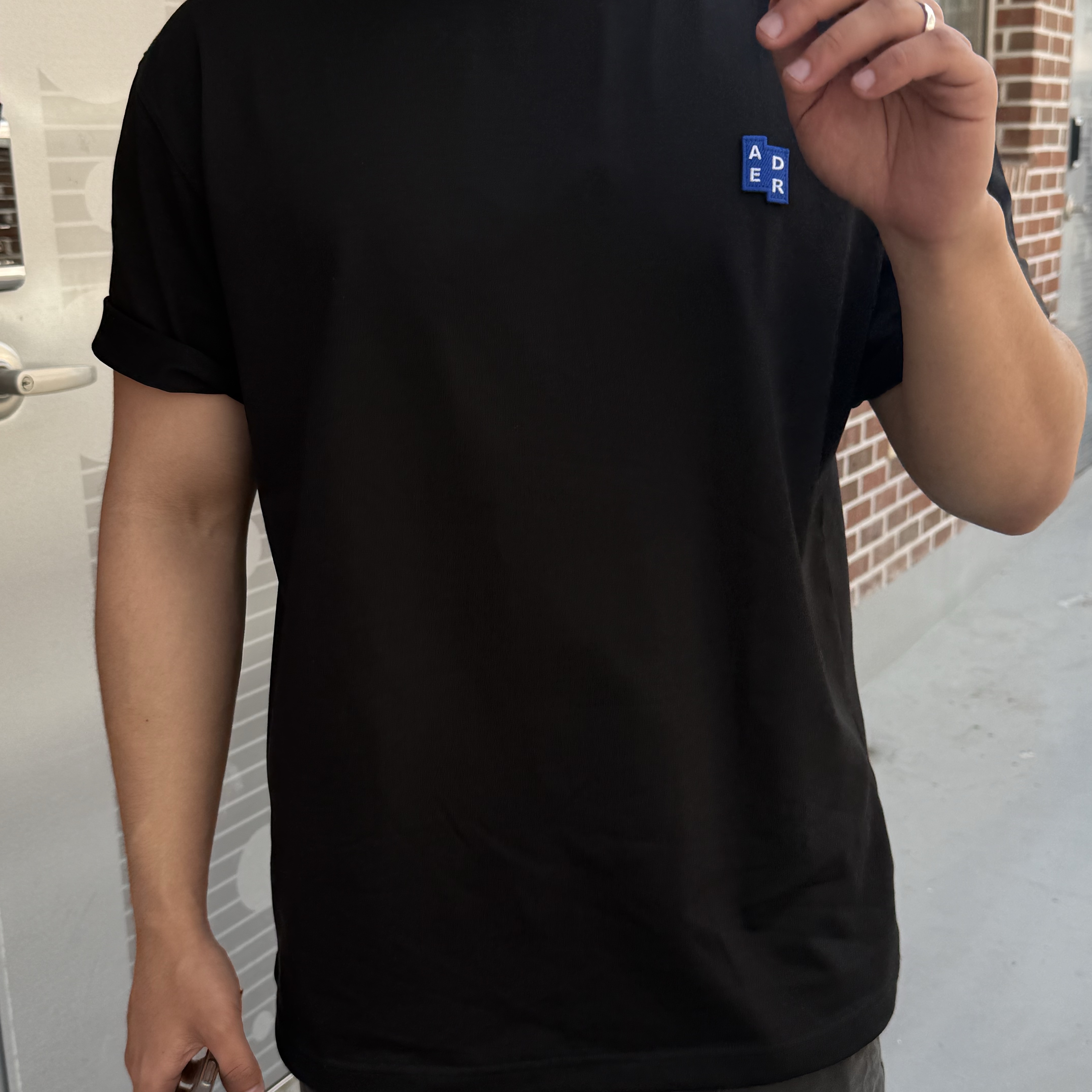 Ader Error Sig; TRS/BL Tag T-Shirt 01 Black 착용 스타일