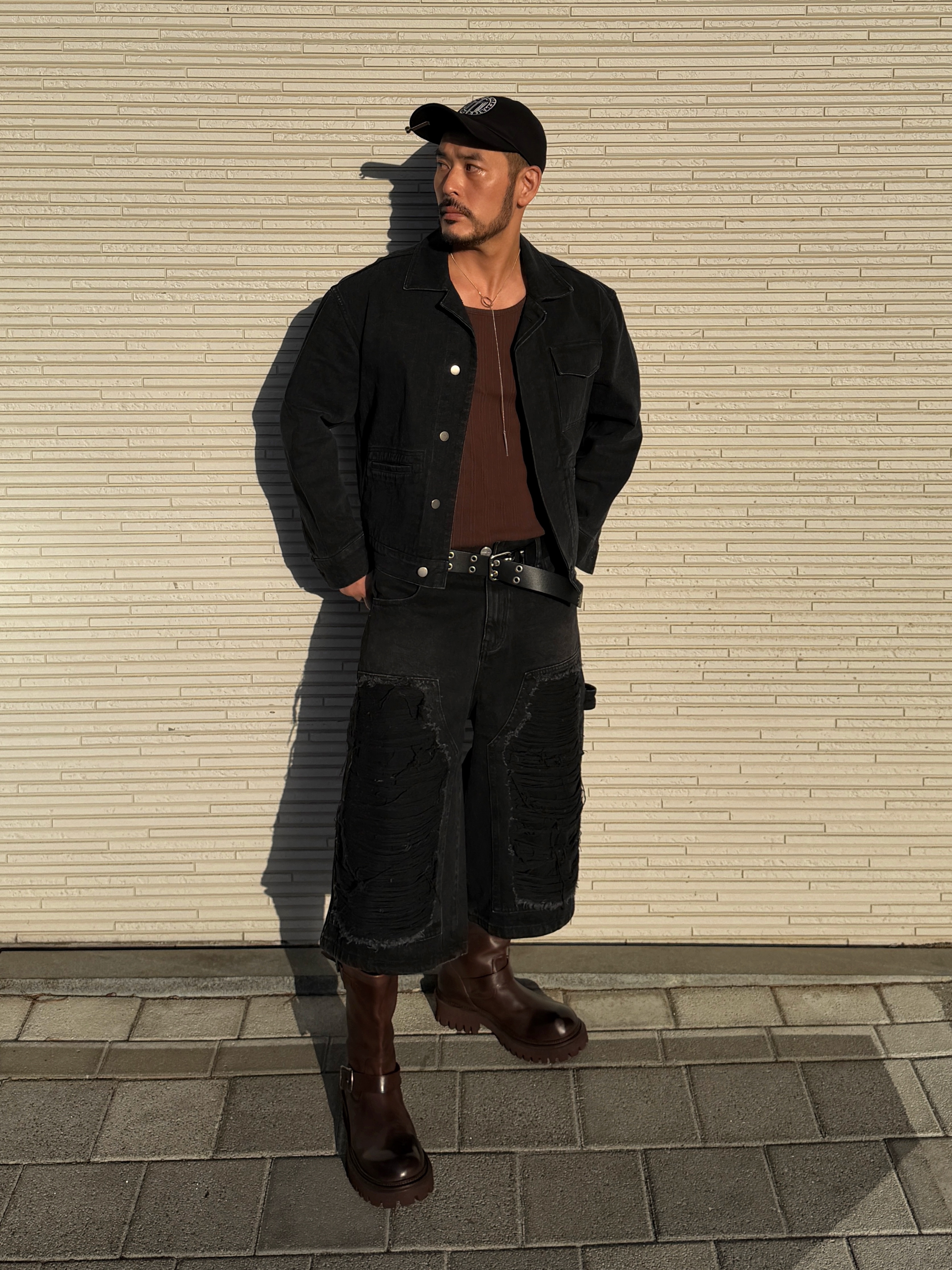 [KREAM 단독] NOMANUAL Destroyed Bermuda Pants Washed Black 착용 스타일 - 6