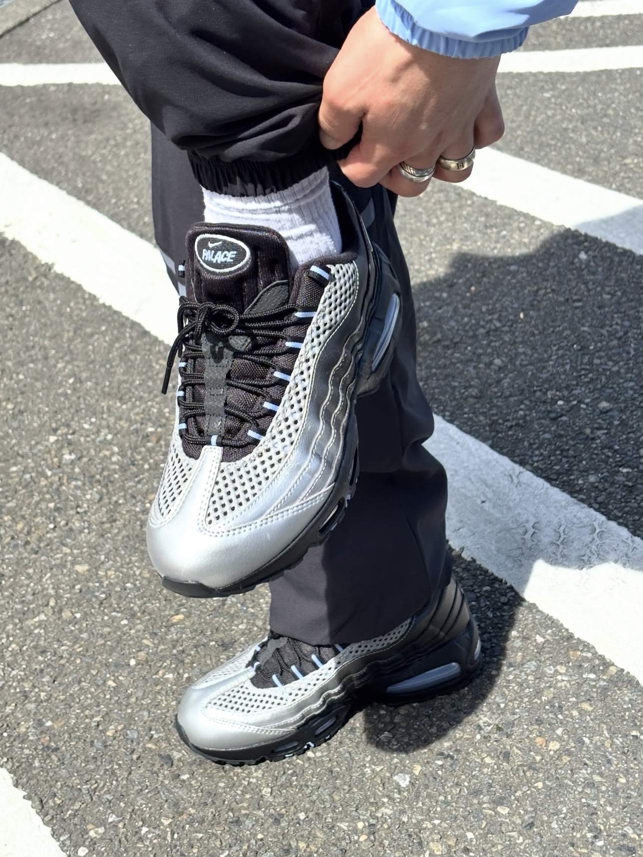 Nike x Palace Air Max 95 Metallic Silver Aluminum 착용 스타일 - 3
