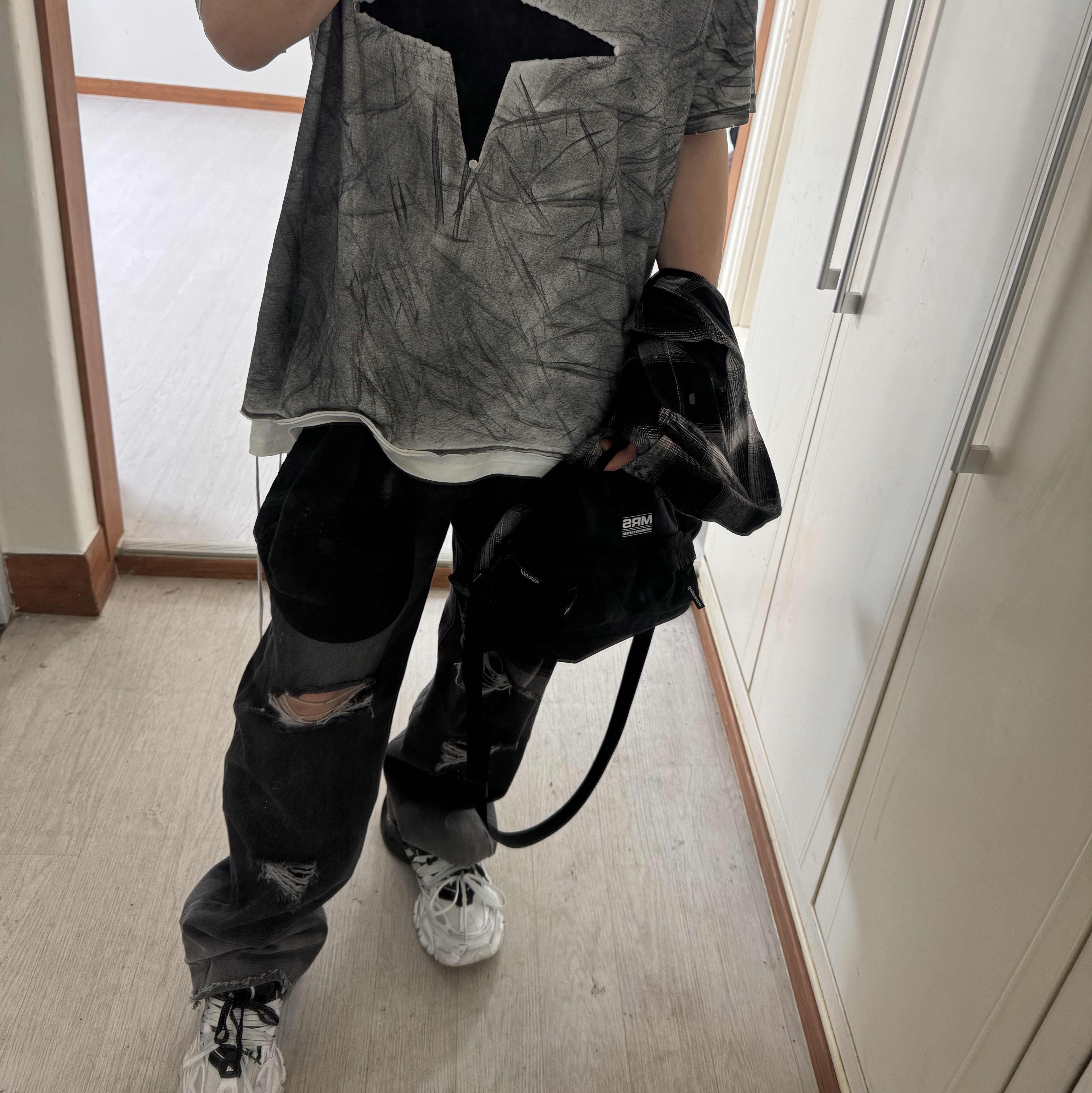 Supreme x Martine Rose Mini Duffle Bag Black - 24FW, Flavorism Grunge Destroyed Washed Denim Pants Black 착용 스타일 - 2