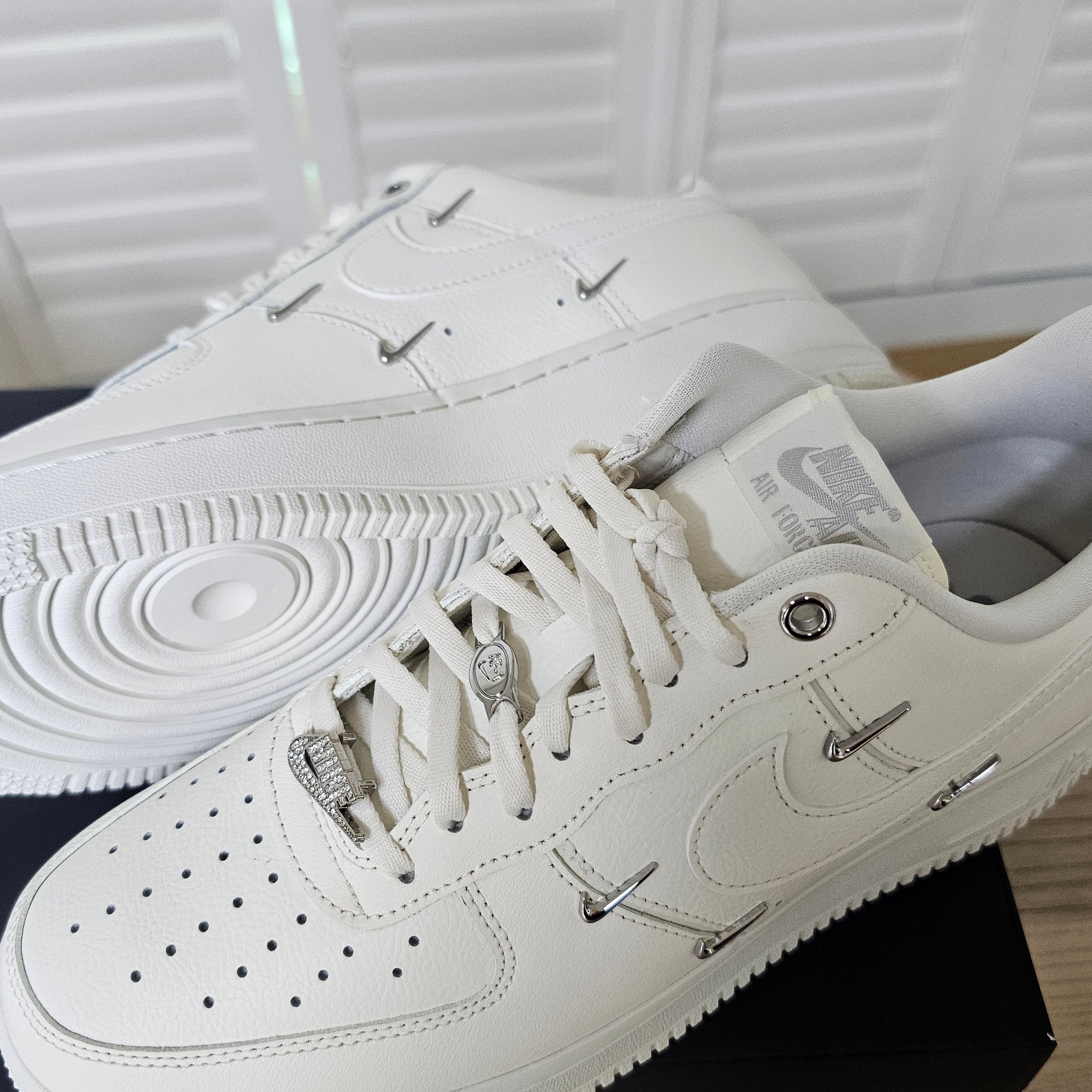 (W) Nike Air Force 1 '07 LV8 Sail Metallic Silver 착용 스타일 - 3