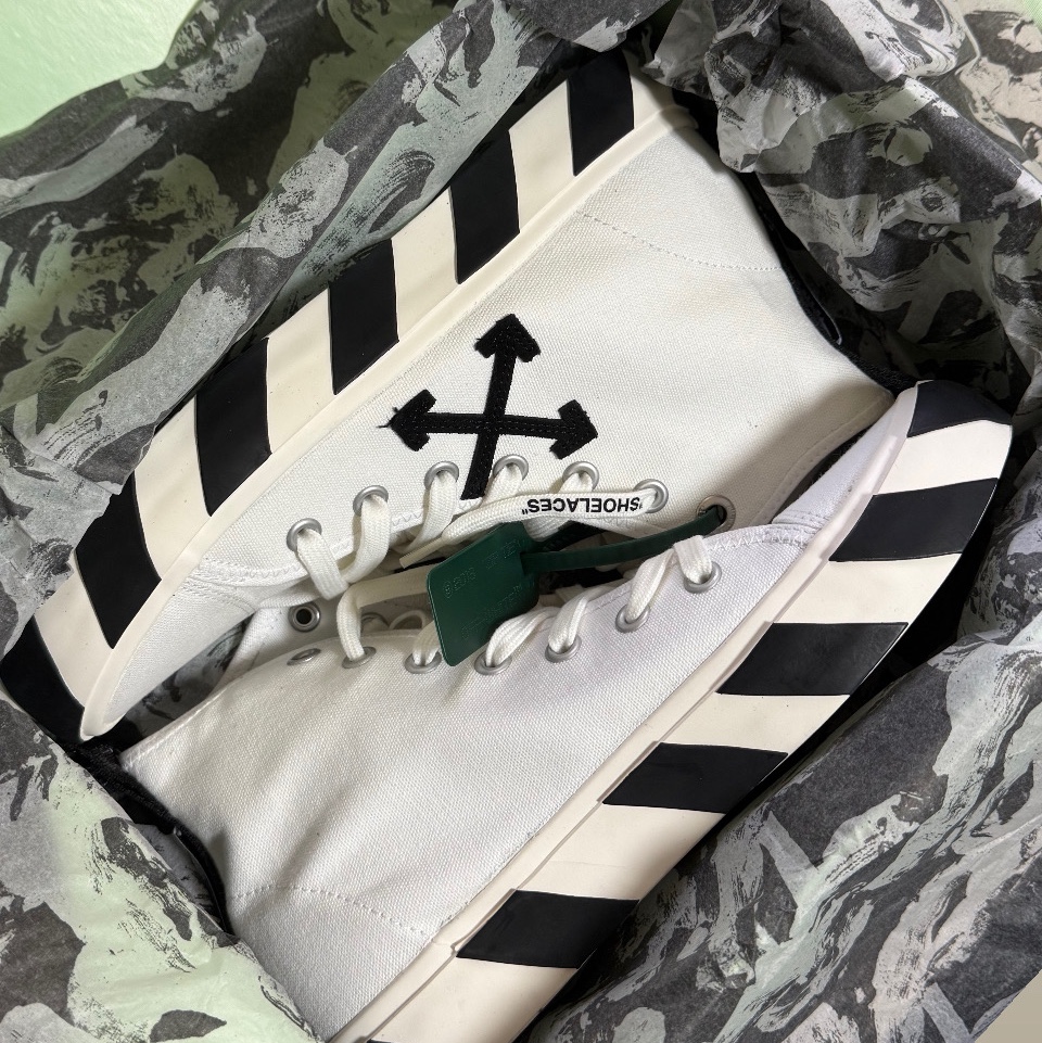 Off-White Arrow Mid Vulcanized Sneakers White Black - 22FW 착용 스타일 - 2