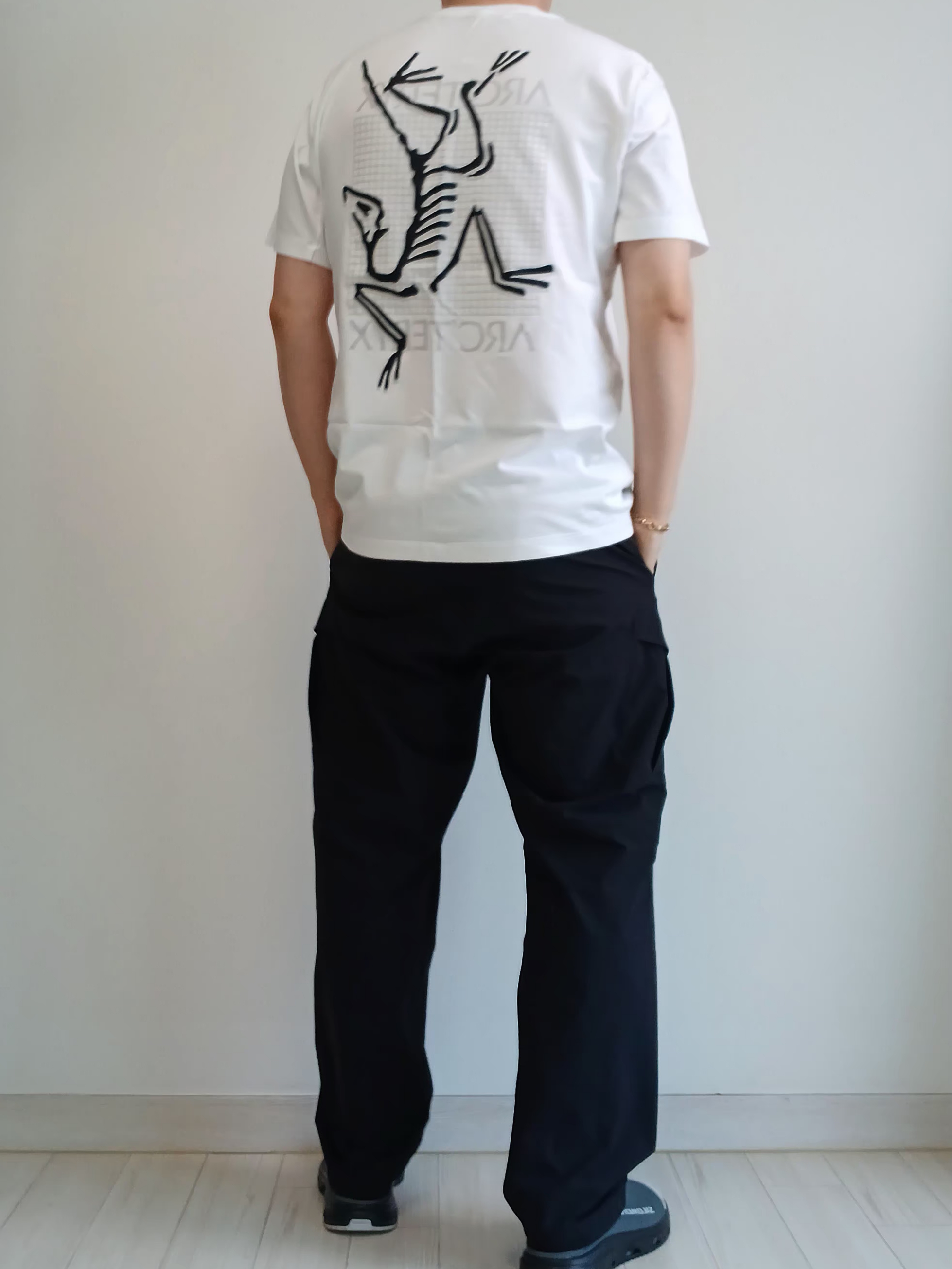Arc'teryx Arc'Multi Bird Logo SS T-Shirt White Light, Arc'teryx Rampart Pants Black 착용 스타일 - 10