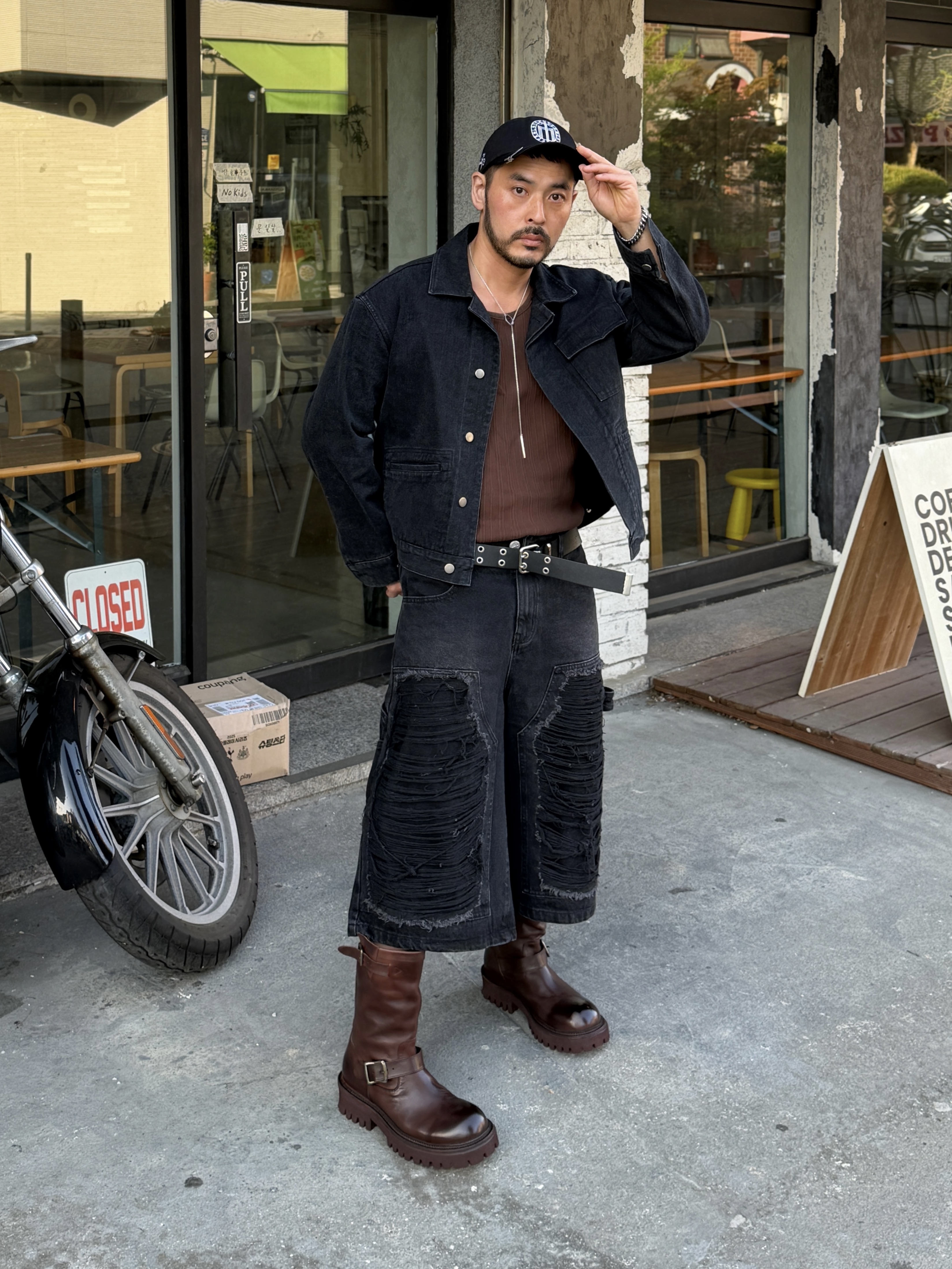 [KREAM 단독] NOMANUAL Destroyed Bermuda Pants Washed Black 착용 스타일 - 1