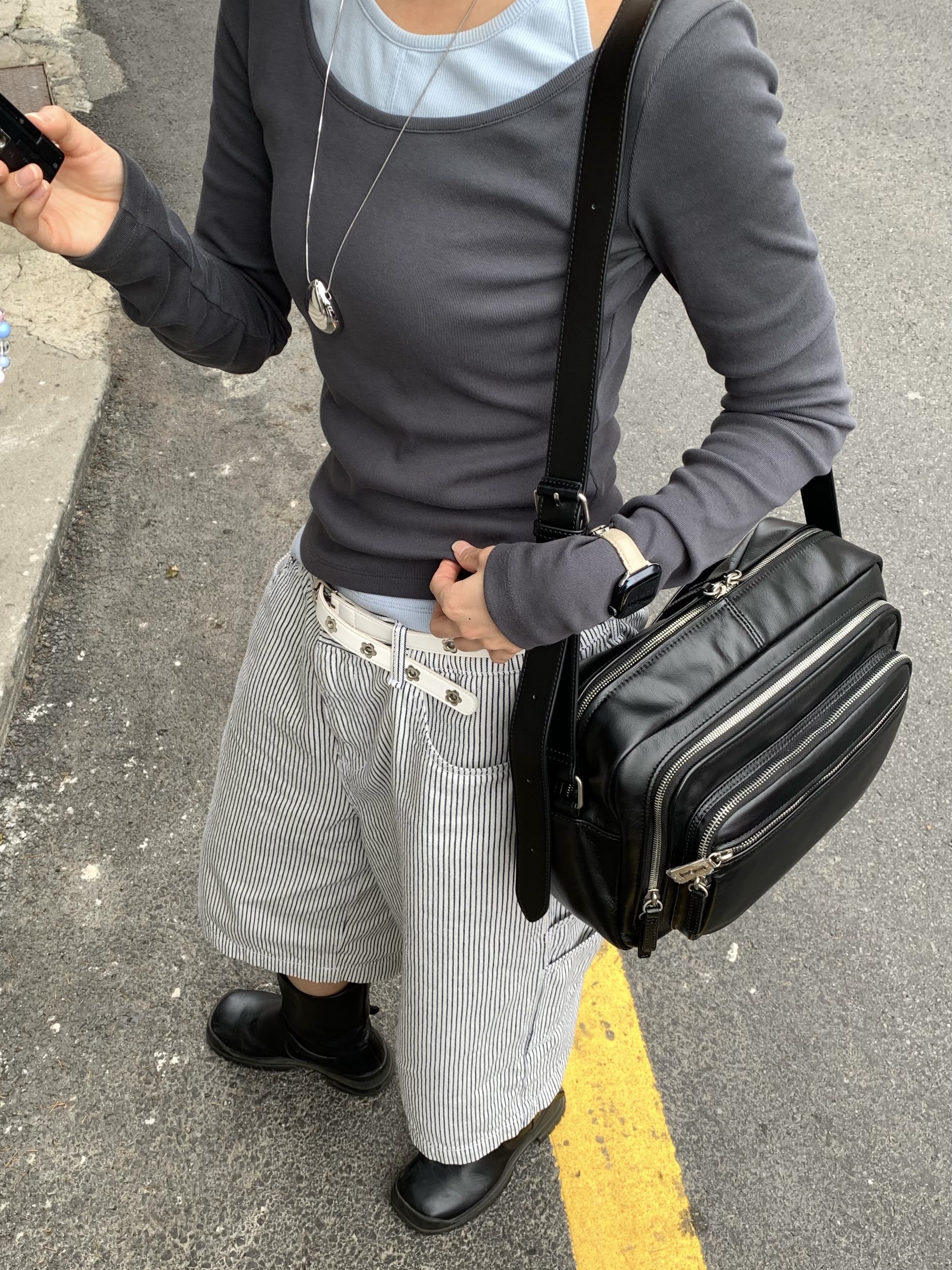 vunque Perfec Multi Pocket Cross M Black 착용 스타일 - 2