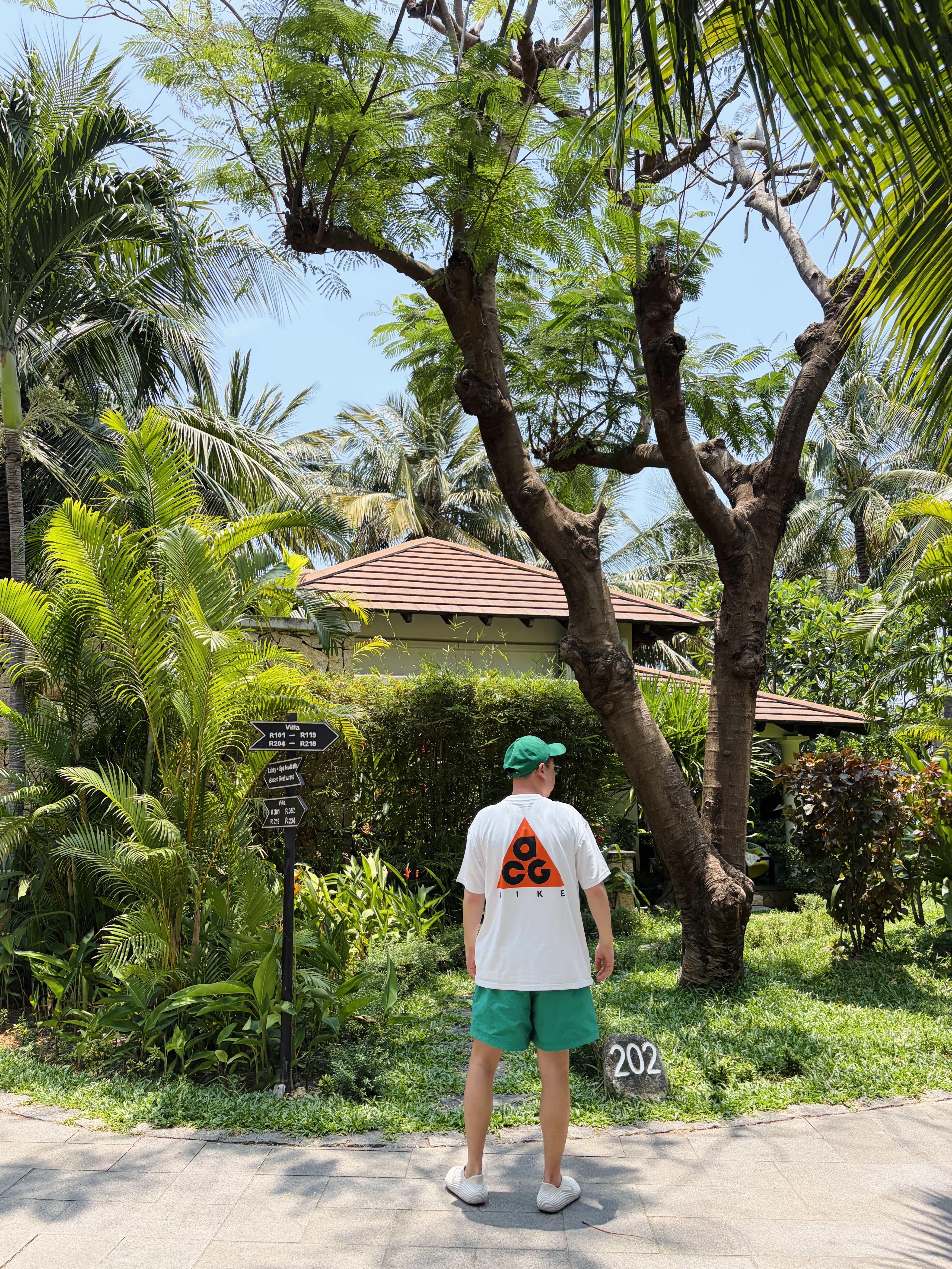 Nike ACG Max 90 T-Shirt Summit White - Asia, Nike NSW Woven Shorts Malachite - US/EU 착용 스타일 - 2