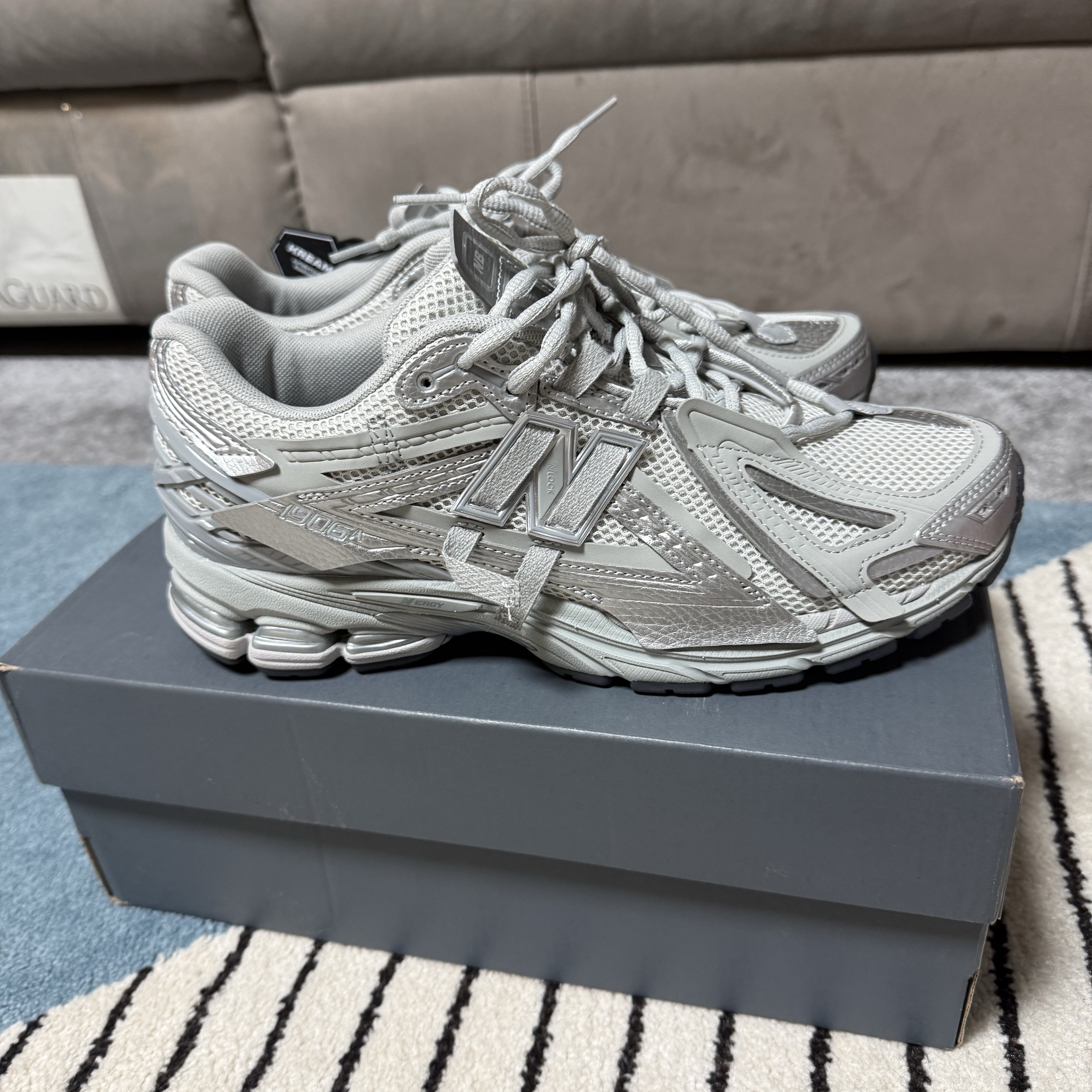 New Balance 1906A Concrete Silver Metallic 착용 스타일