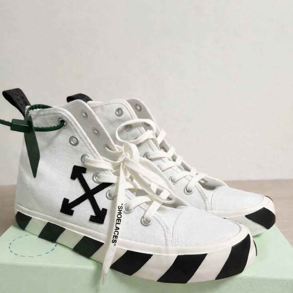 Off-White Arrow Mid Vulcanized Sneakers White Black - 22FW 착용 스타일 - 1