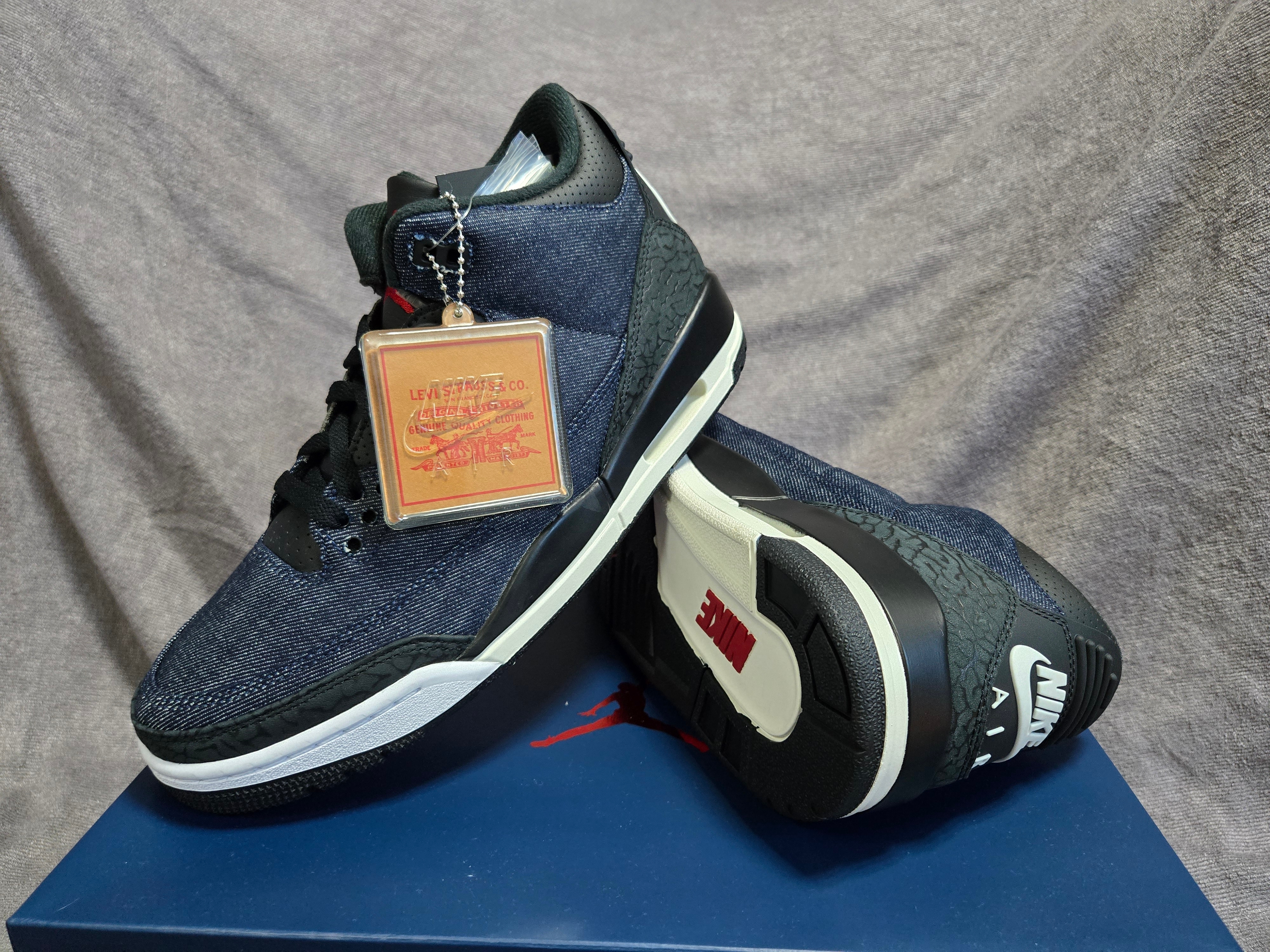 Jordan 3 x Levi’s Indigo and Gym Red 착용 스타일 - 3