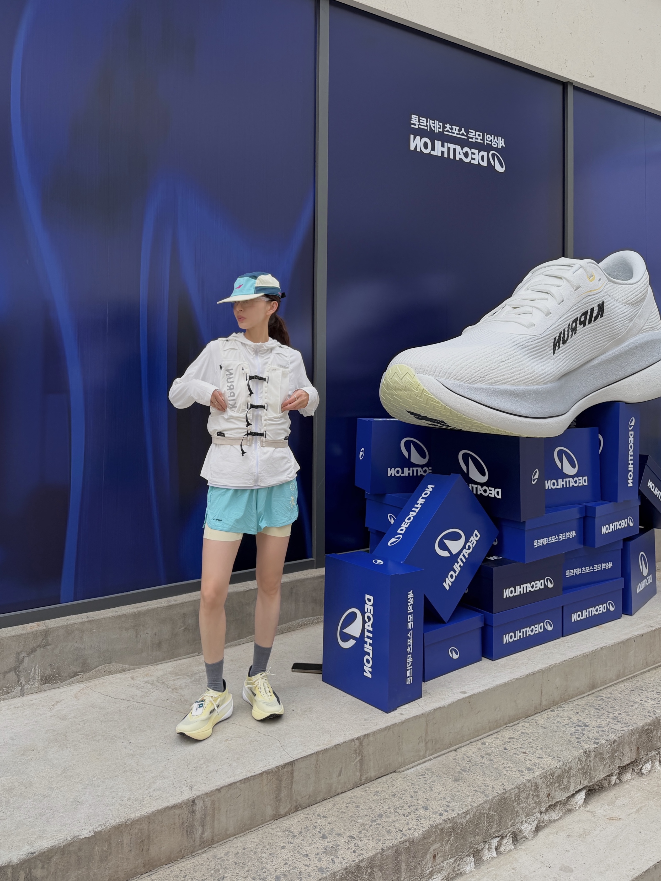 DECATHLON Kiprun Women's Carbon Racing Shoes Kiprun KD900X Elite Vanilla Yellow, DECATHLON Women's Running Short-Sleeved T-Shirt Run Dry 500 Ultra White 착용 스타일 - 3