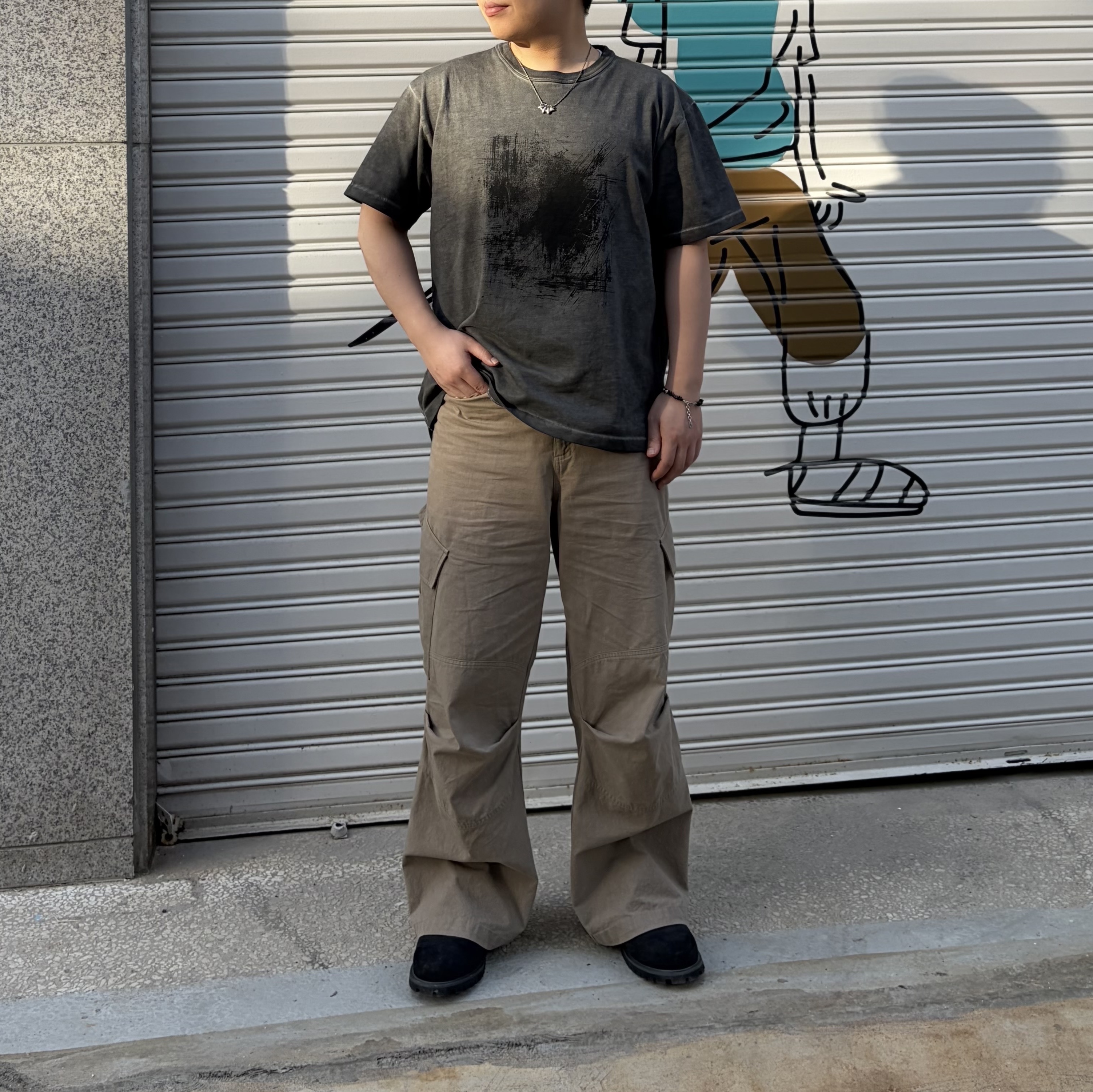 Matin Kim Pigment Graffiti Logo Top In Charcoal 착용 스타일 - 1