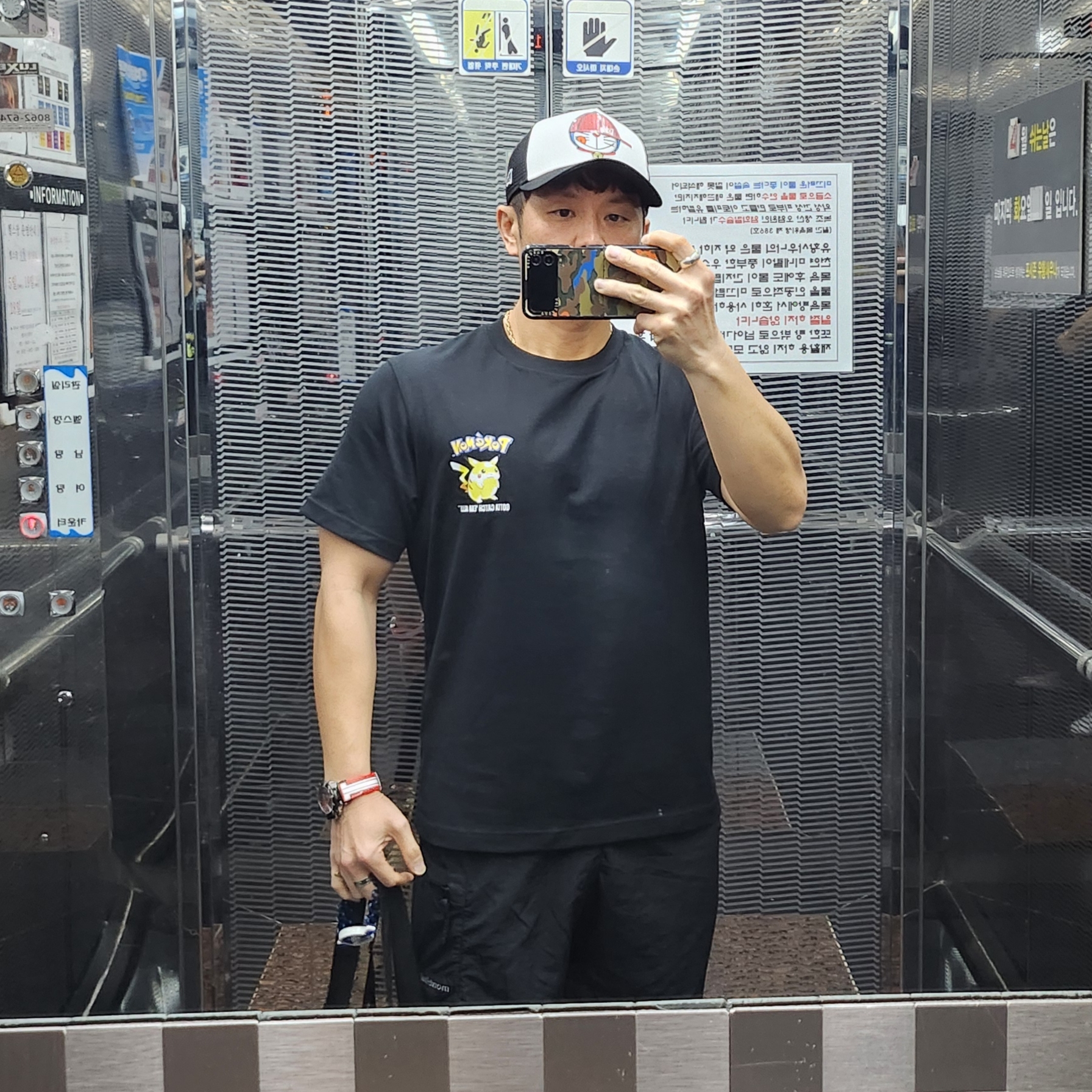 Uniqlo UT x Pokemon Graphhic T-Shirt 1B Black, Montbell Light Cross Runner Shorts Black 착용 스타일 - 3