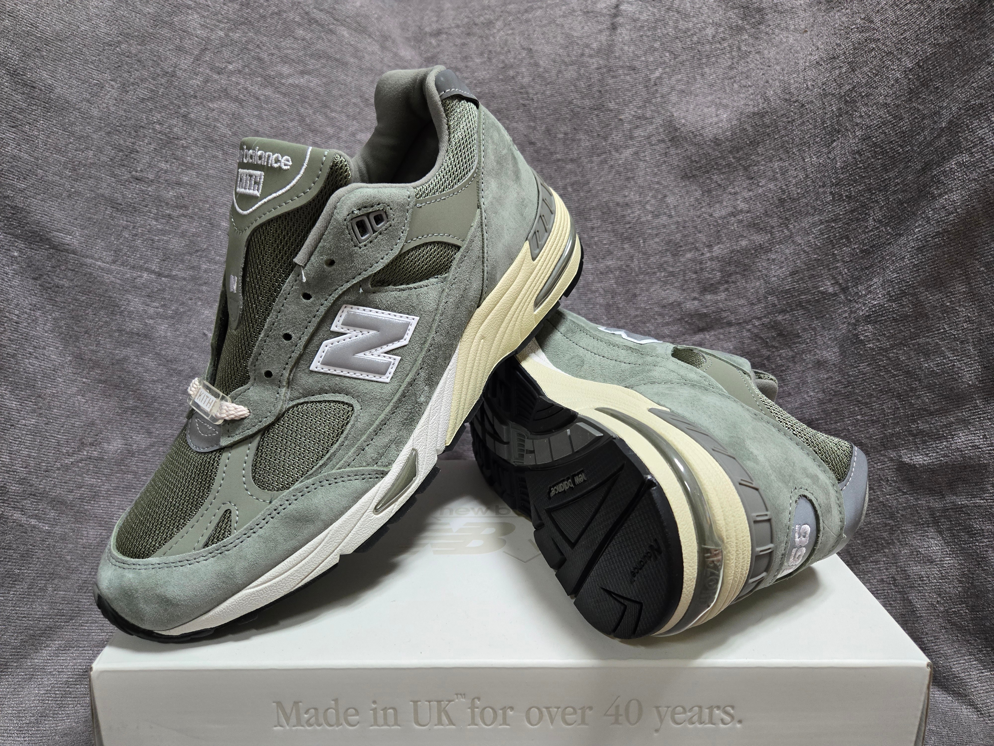 New Balance x Kith 991v1 Made in UK Vetiver, New Balance x JJJJound 991 Made in UK Grey 착용 스타일 - 3