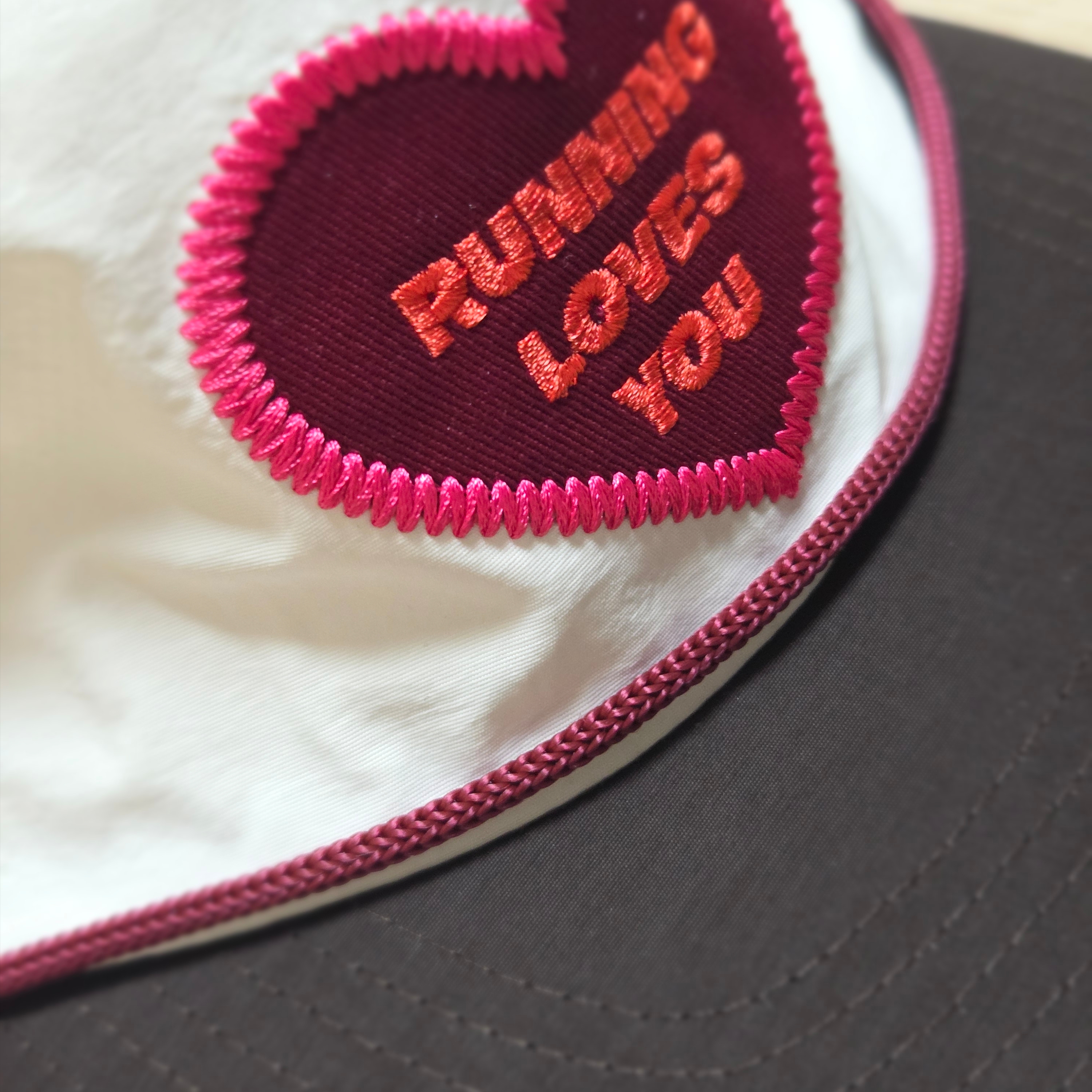 Alex Zono Running Loves You Trucker White 착용 스타일 - 4