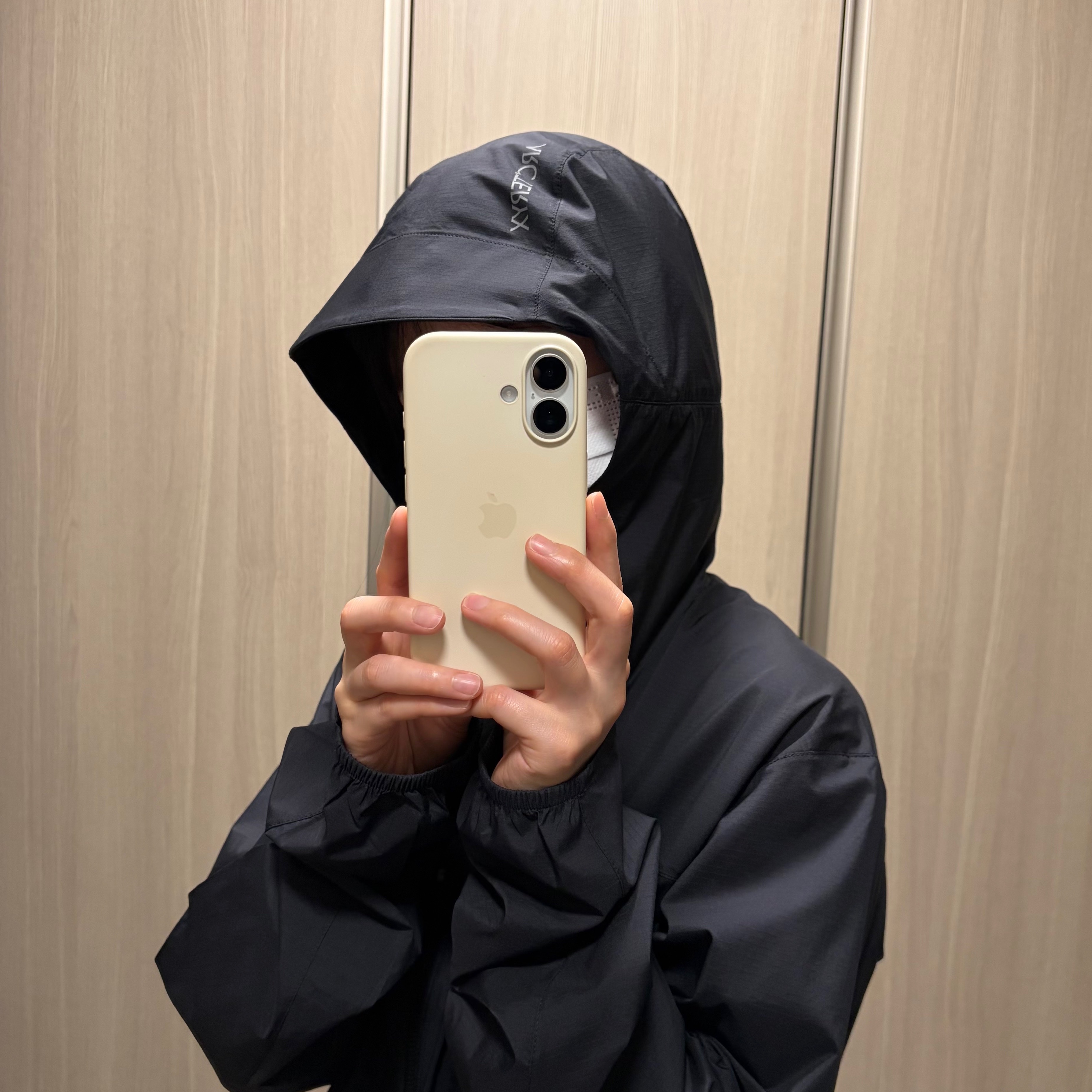 Arc'teryx Squamish Hoody Black, New Balance 992 Made in USA Core Grey Silver Metallic 착용 스타일 - 1