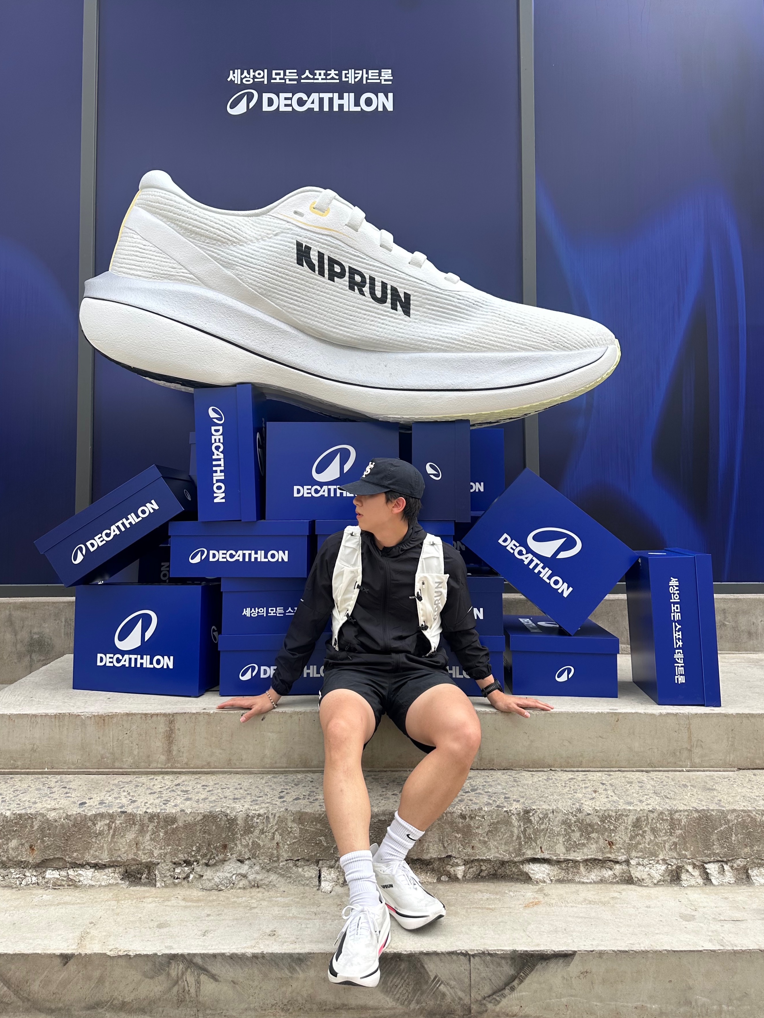 DECATHLON Kiprun Men's Carbon Racing Shoes Kiprun KD900X Elite Ultra White, DECATHLON Men's Running Wind Jacket Run 100 Smoke Black 착용 스타일 - 4
