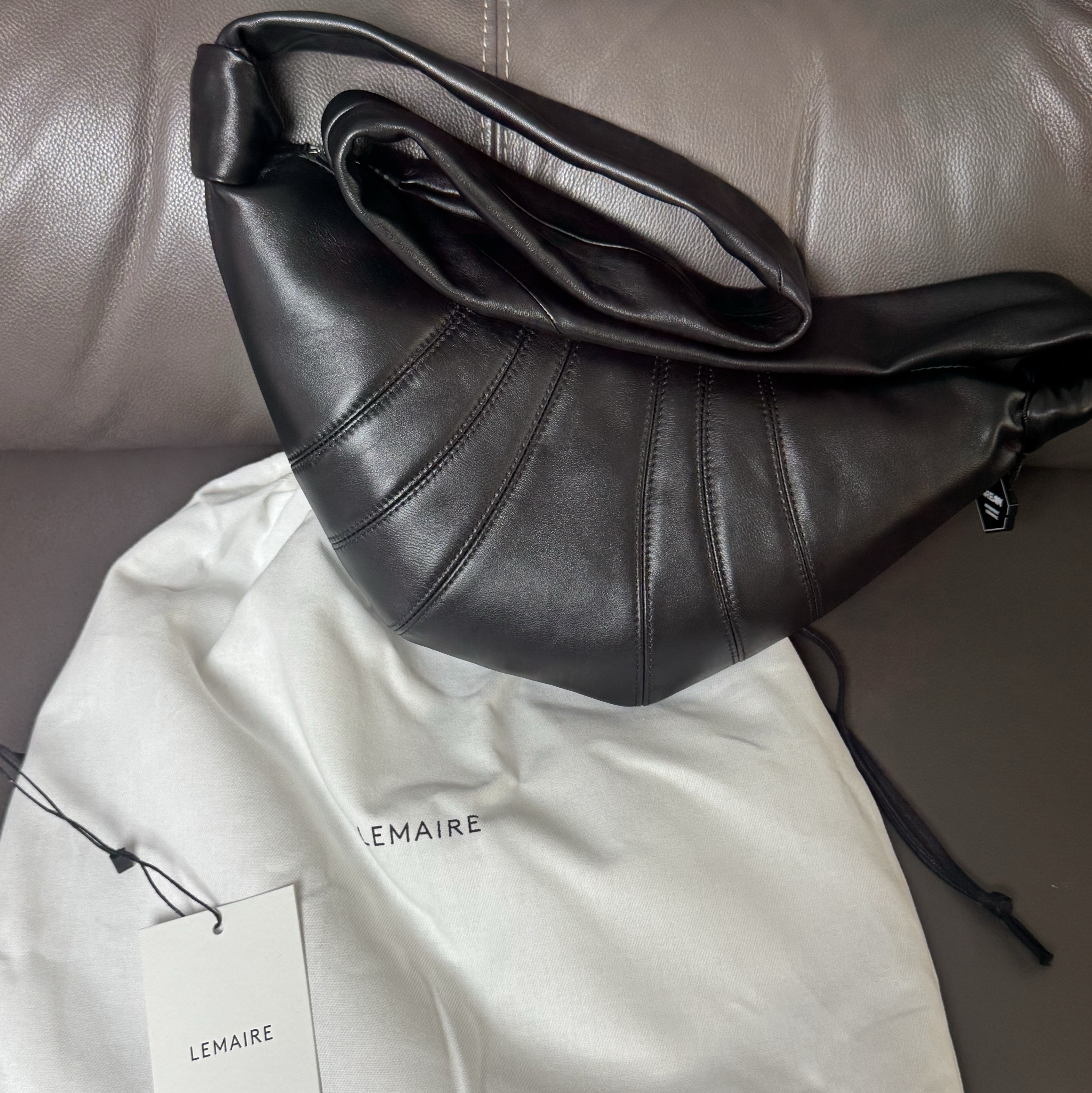 Lemaire Small Croissant Bag Soft Nappa Leather Black 착용 스타일