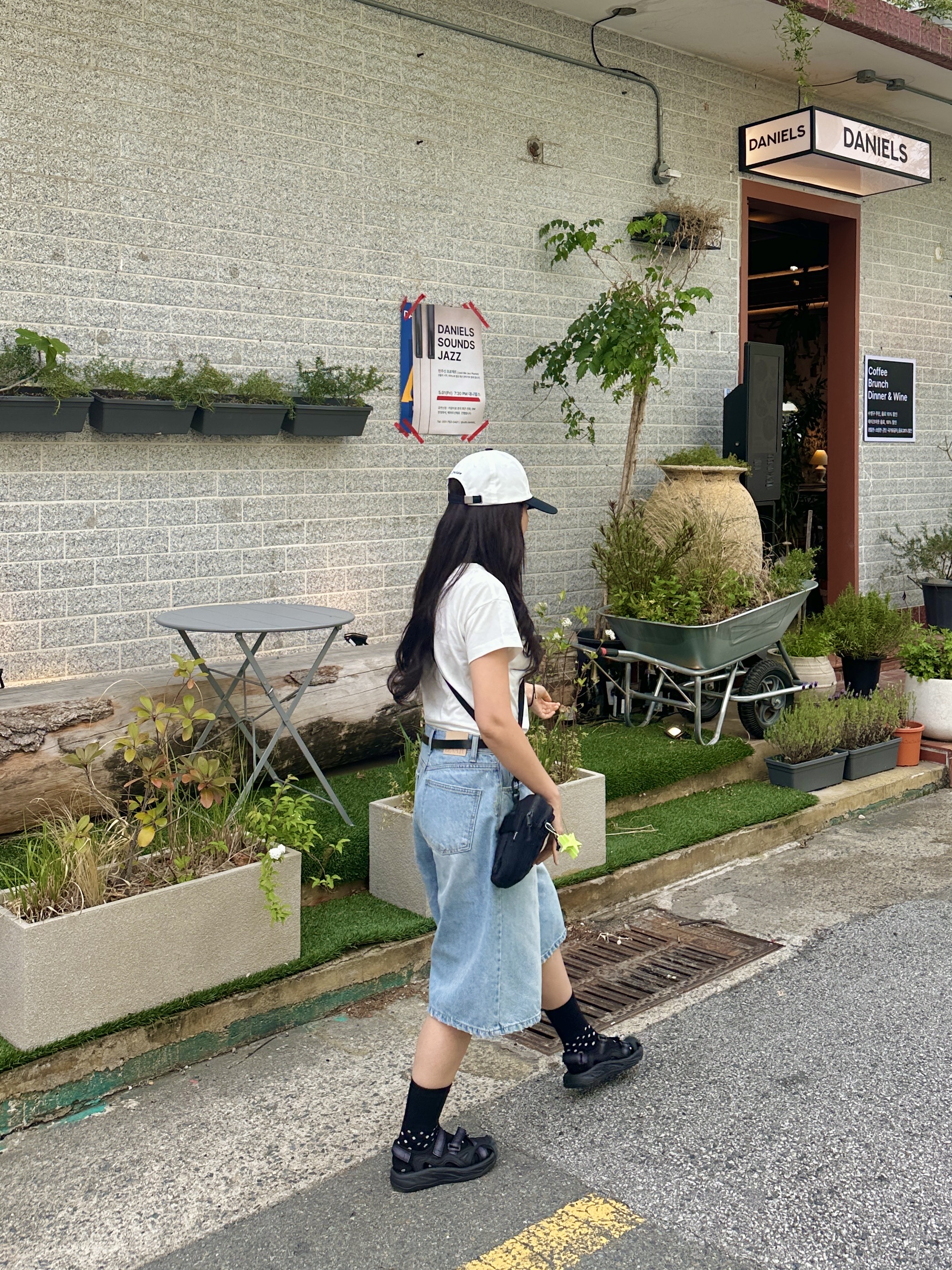 Supreme Camera Bag + Mini Pouch Black - 25SS, (W) A.P.C. x Fuglen T-Shirt Ivory 착용 스타일 - 2
