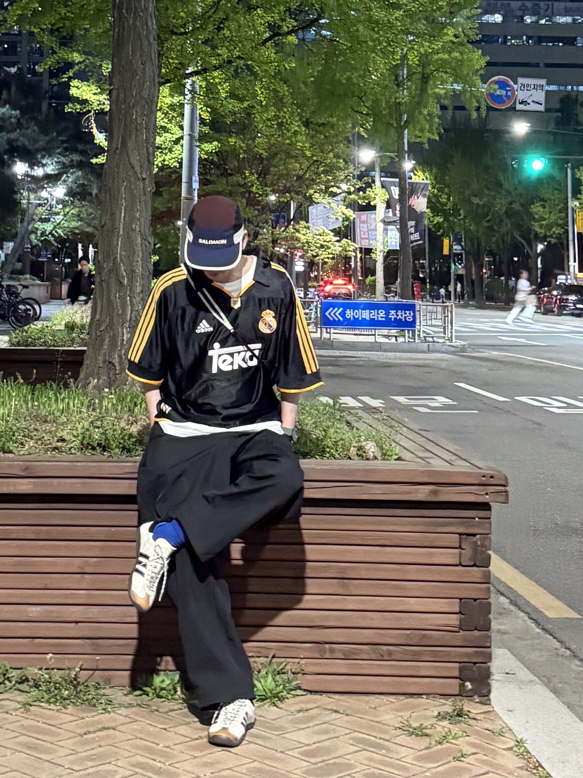 Adidas x Wales Bonner Karintha OG Wonder White Core Black, Adidas Real Madrid 99/00 Away Jersey Black - KR Sizing (Non Marking Ver.) 착용 스타일 - 3