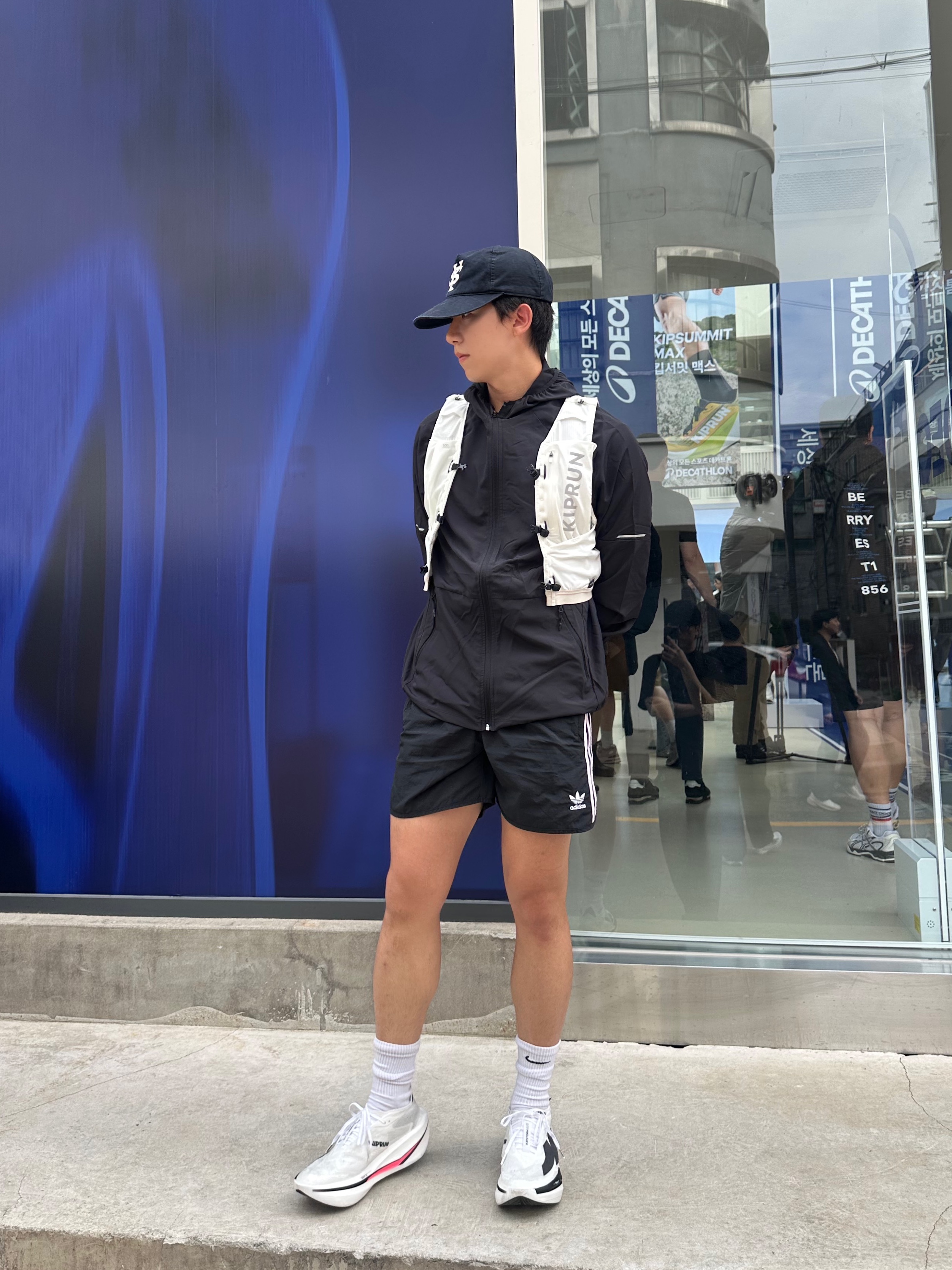 DECATHLON Kiprun Men's Carbon Racing Shoes Kiprun KD900X Elite Ultra White, DECATHLON Men's Running Wind Jacket Run 100 Smoke Black 착용 스타일 - 5