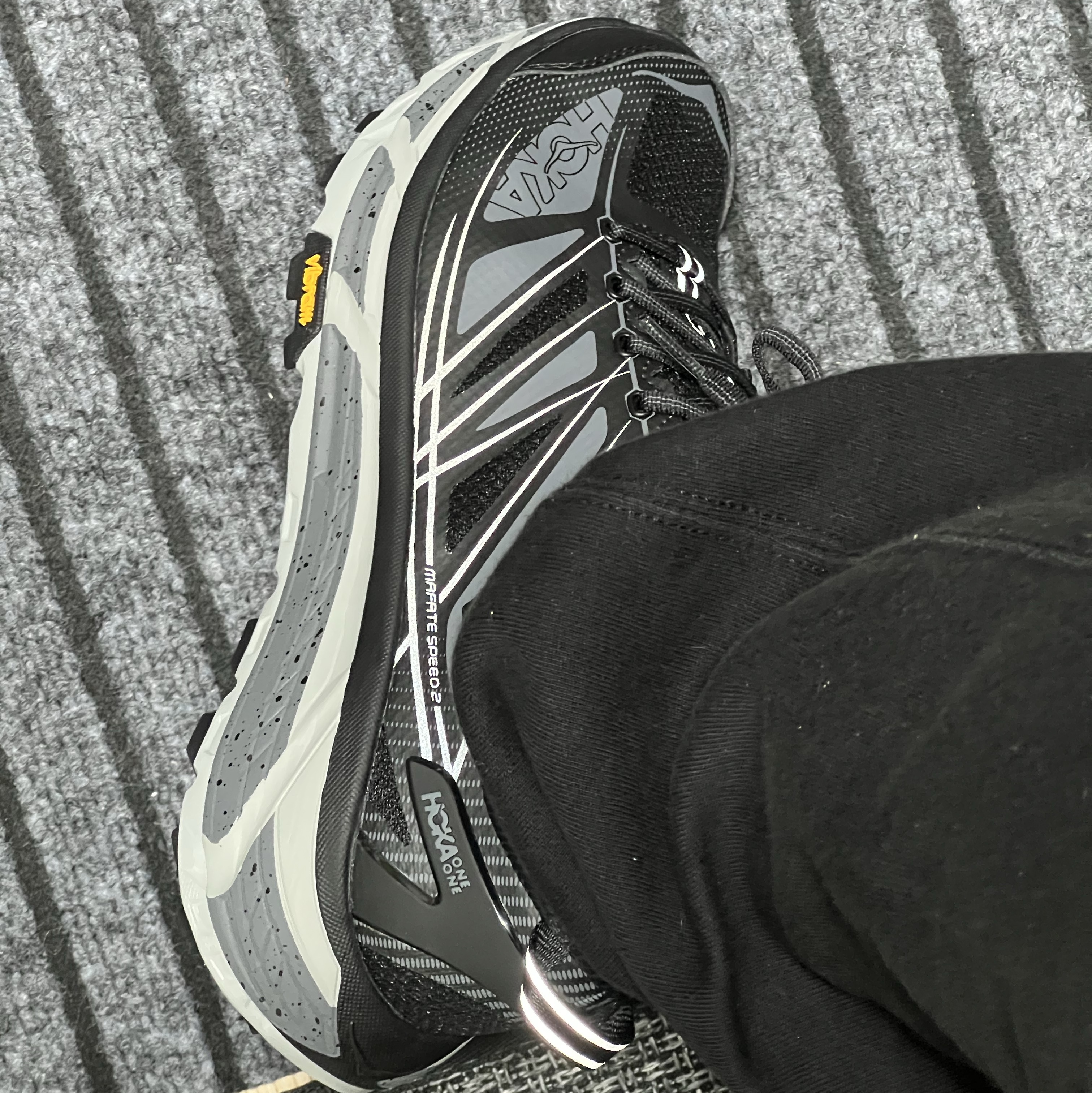 Hoka Mafate Speed 2 Black Castlerock 착용 스타일 - 2