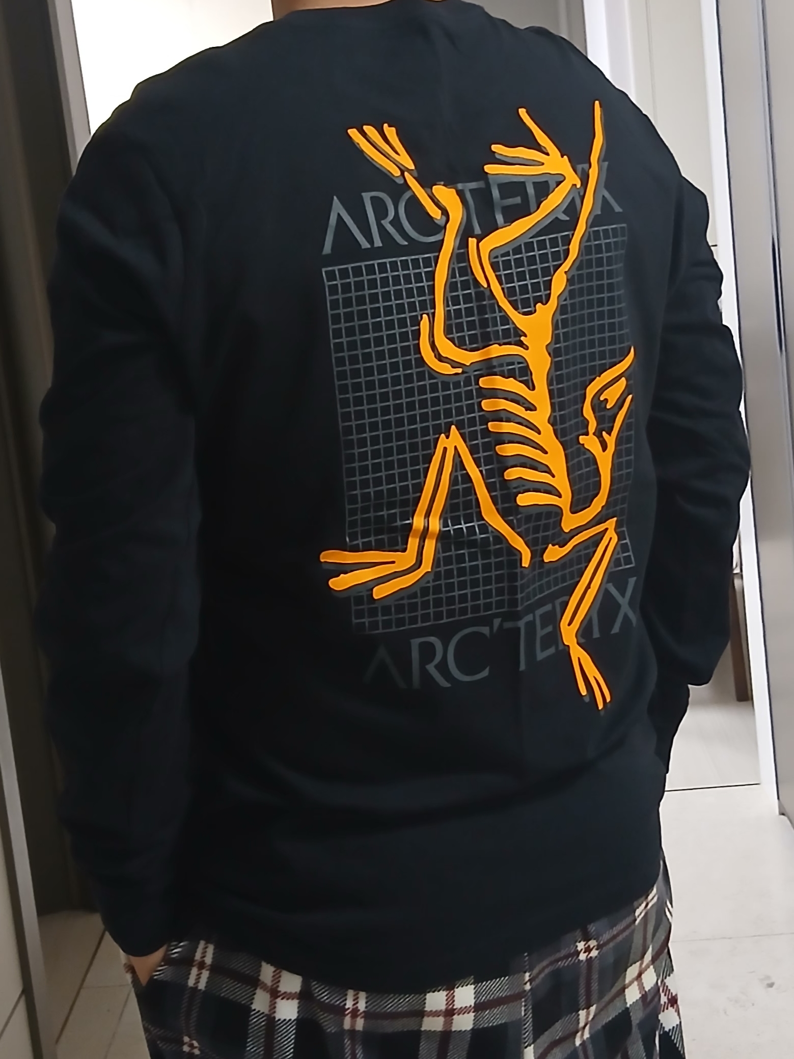 Arc'teryx Arc'Multi Bird Logo LS T-Shirt Black, Salomon RX Slide 3.0 Urban Chic Lunar Rock 착용 스타일 - 2