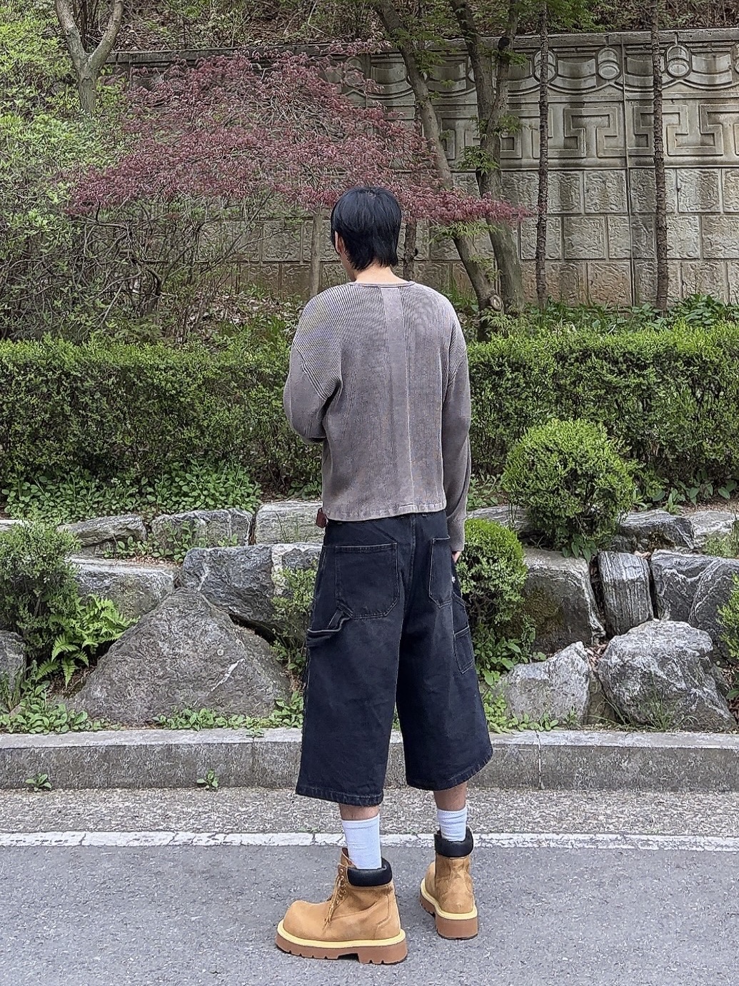 [KREAM 단독] NOMANUAL Destroyed Bermuda Pants Washed Black, SOULESURES BOLD BELUGA Dune Camel 착용 스타일 - 5