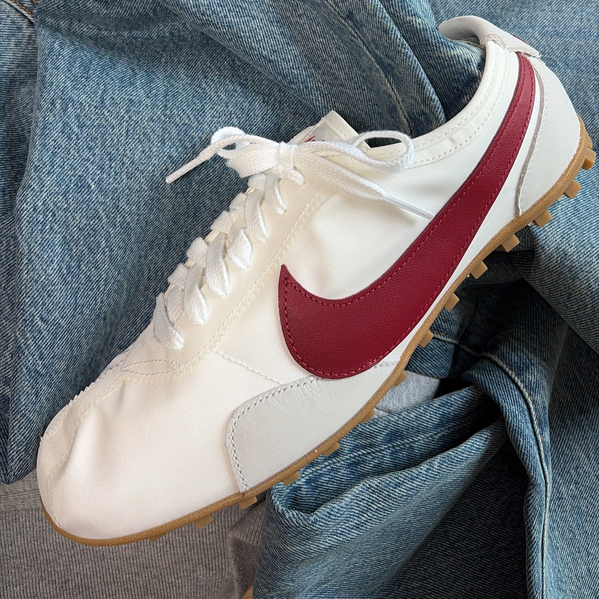 (W) Nike Moon Shoe Summit White Team Crimson 착용 스타일