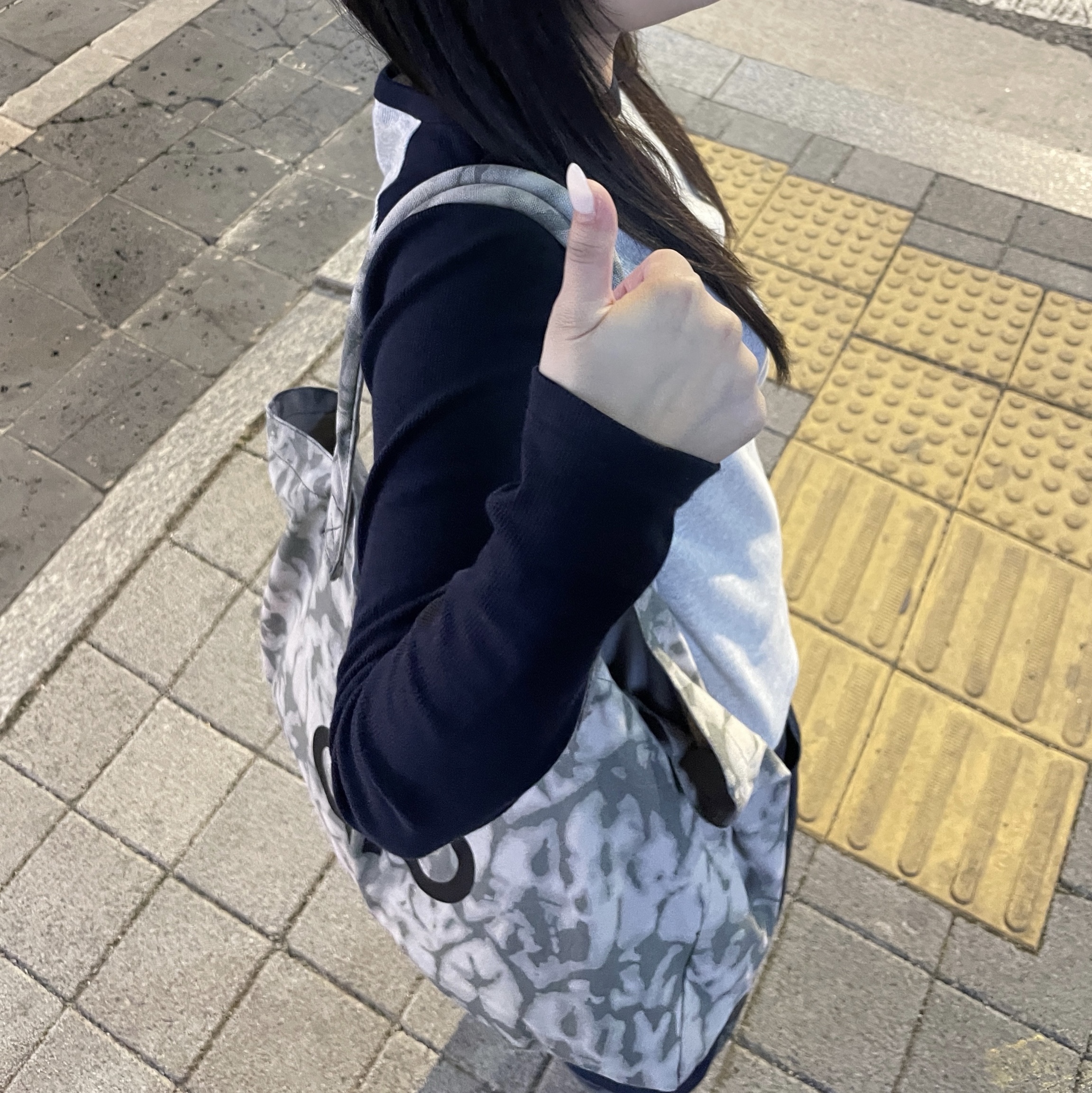 Alo Yoga Iconic Shopper Tote Bag Grey Tiedye 착용 스타일