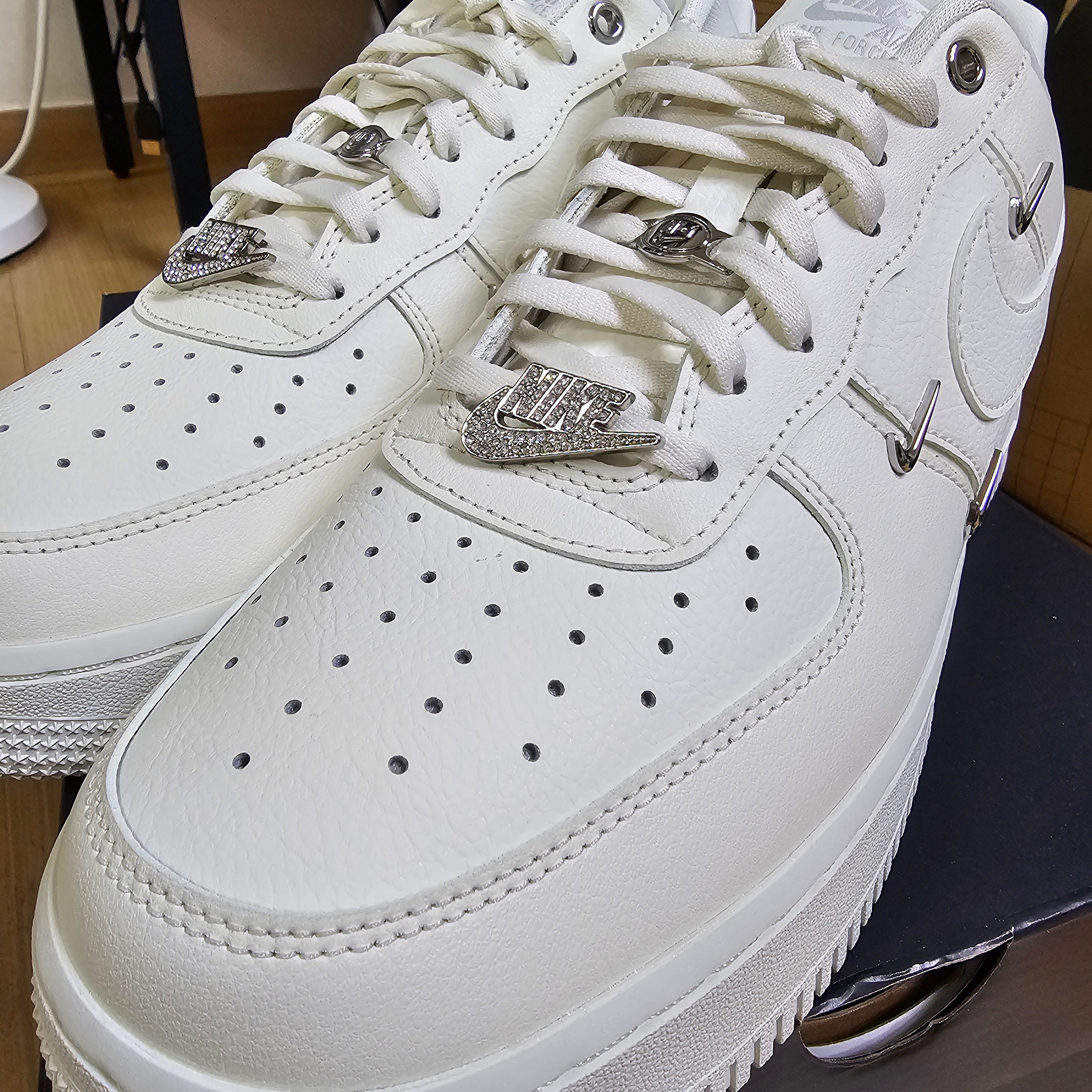 (W) Nike Air Force 1 '07 LV8 Sail Metallic Silver 착용 스타일 - 2