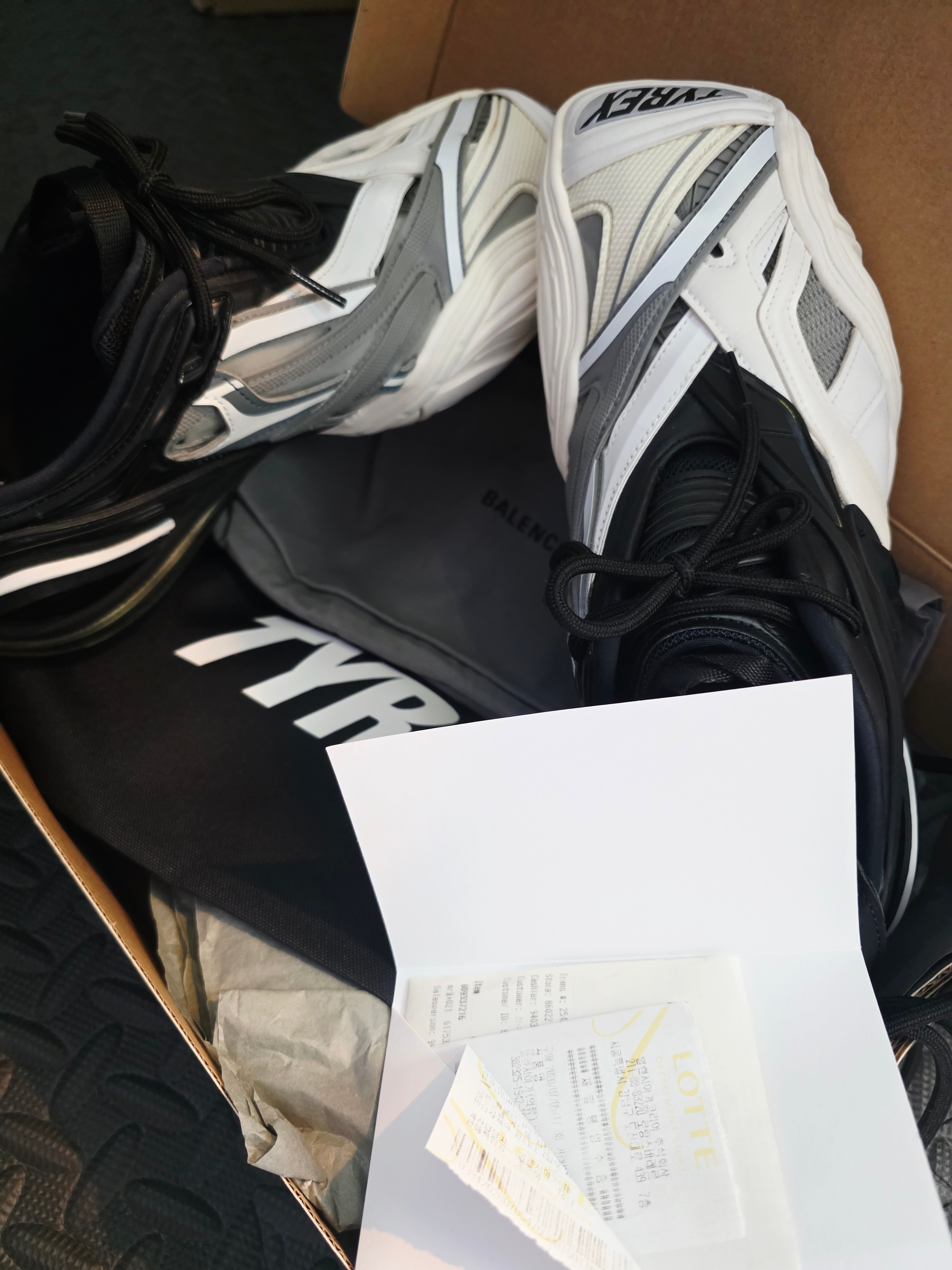 Balenciaga Tyrex Sneakers Black White 착용 스타일